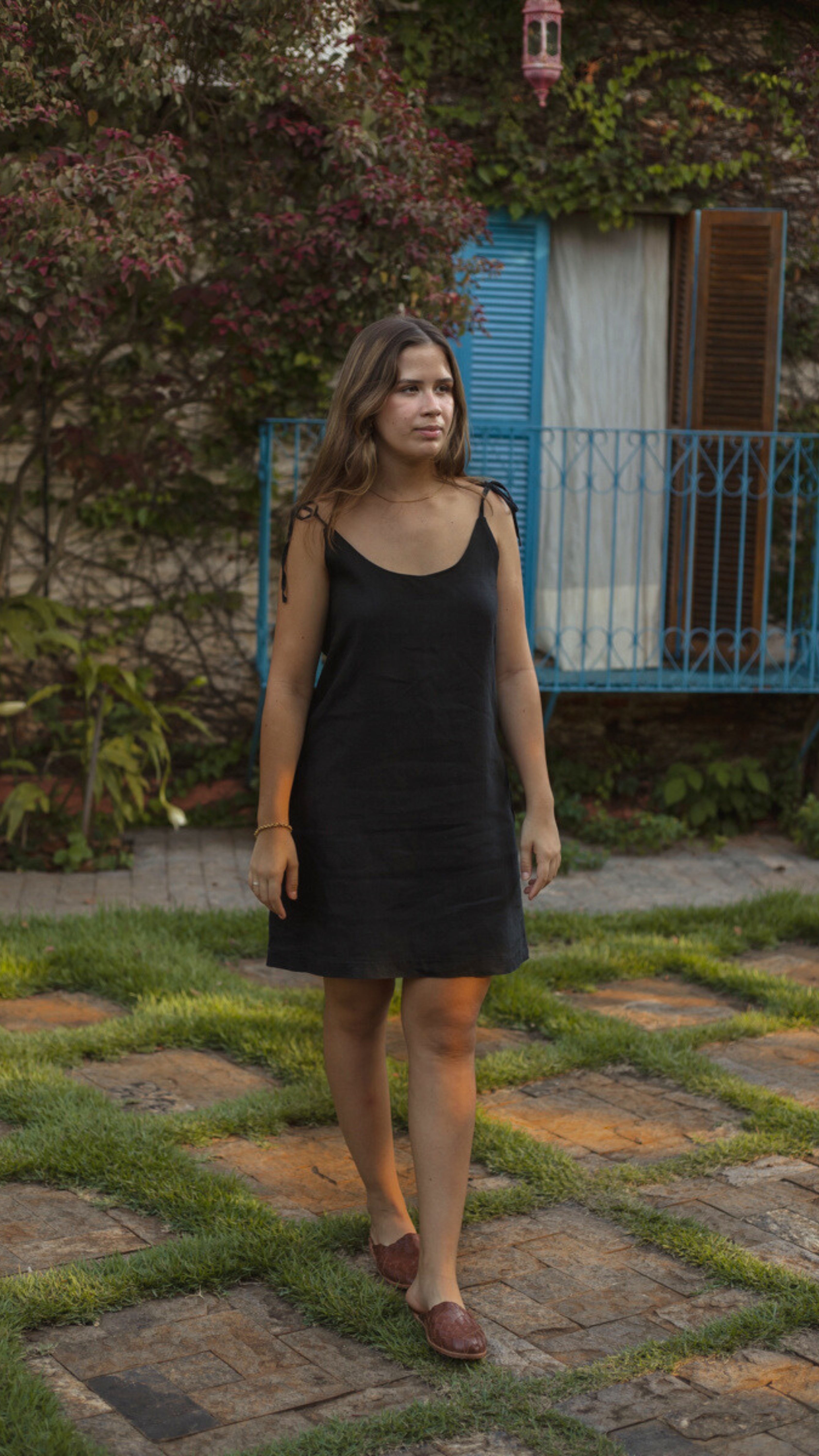 Vestido Feminino Letícia de Linho Puro · Curto Minimalista com Amarração | Baddu