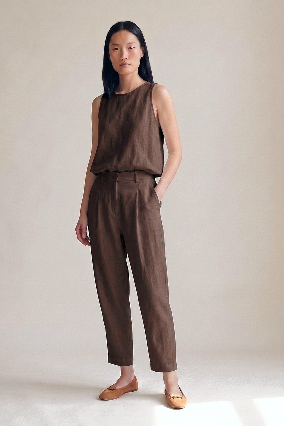Calça Íris Linho Puro Chocolate — Frente
