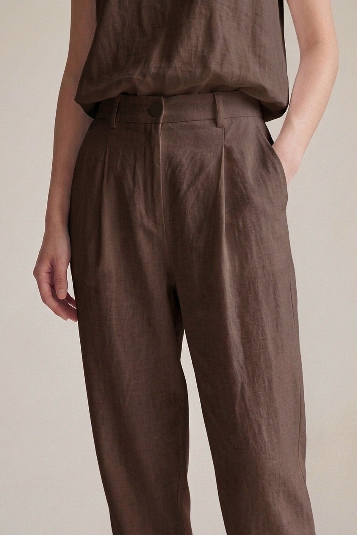 Calça Íris Linho Puro Chocolate — Detalhe