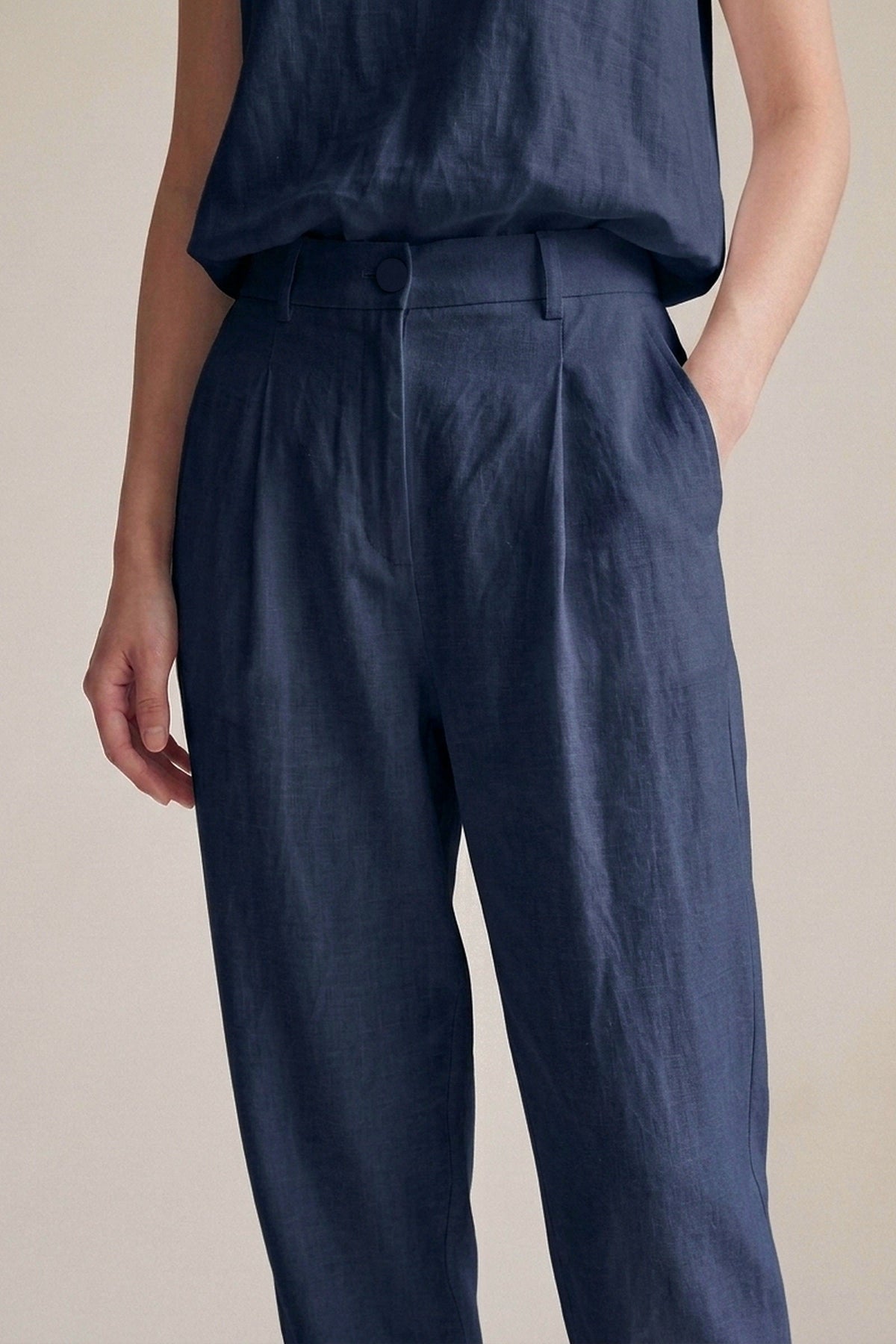 Calça Íris Linho Puro Marinho — Detalhe