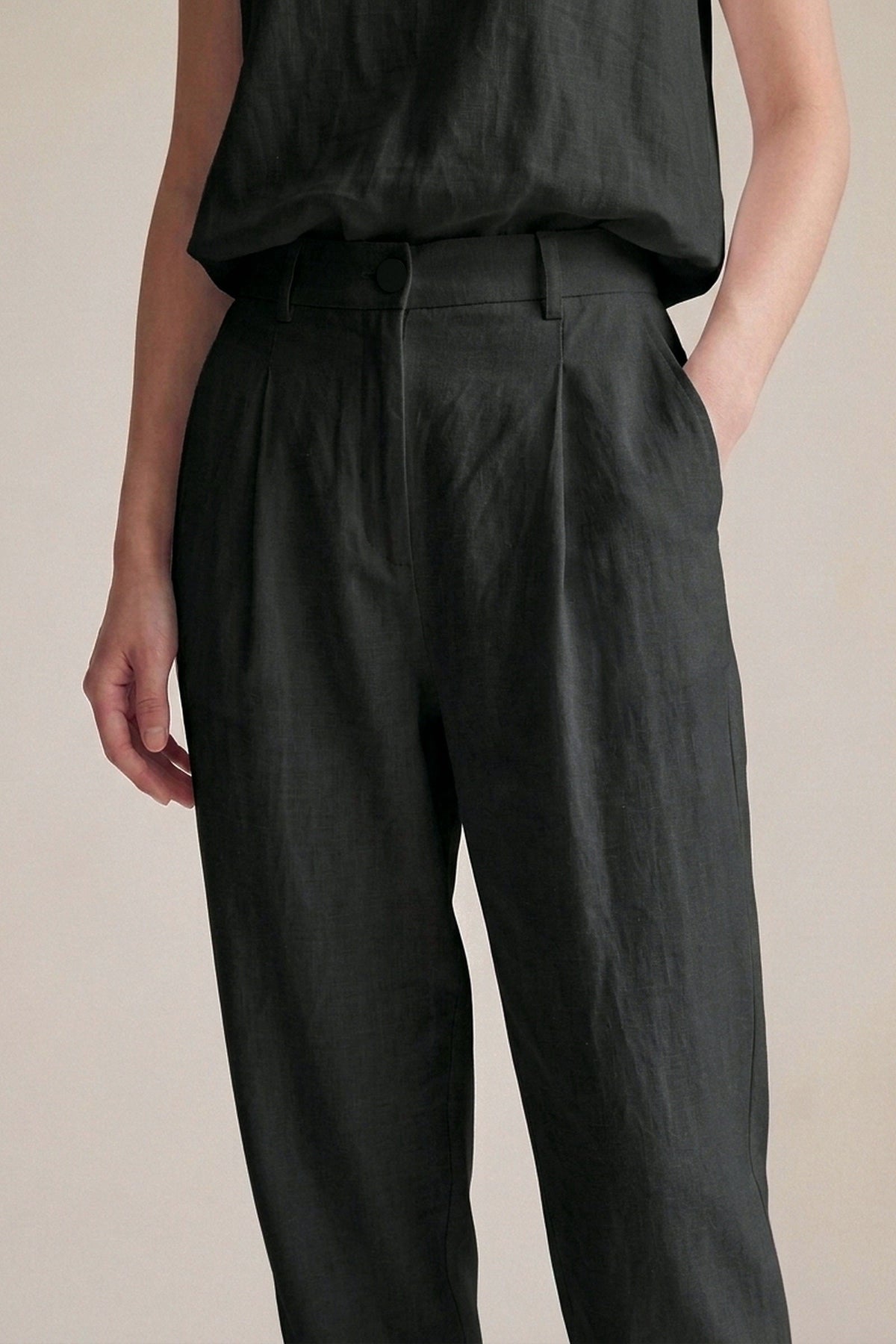 Calça Íris Linho Puro Preto — Detalhe
