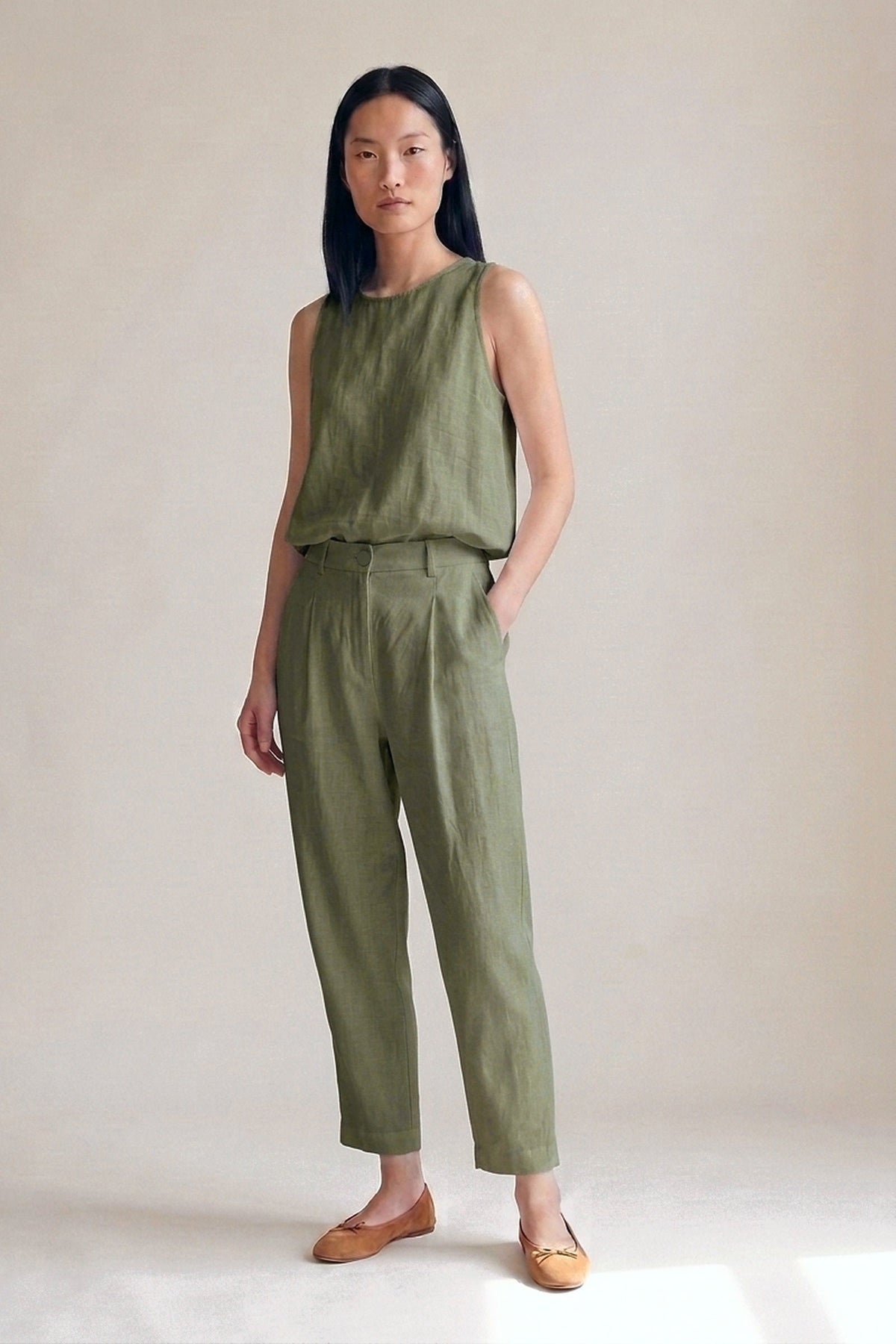 Calça Íris Linho Puro Verde Militar — Frente