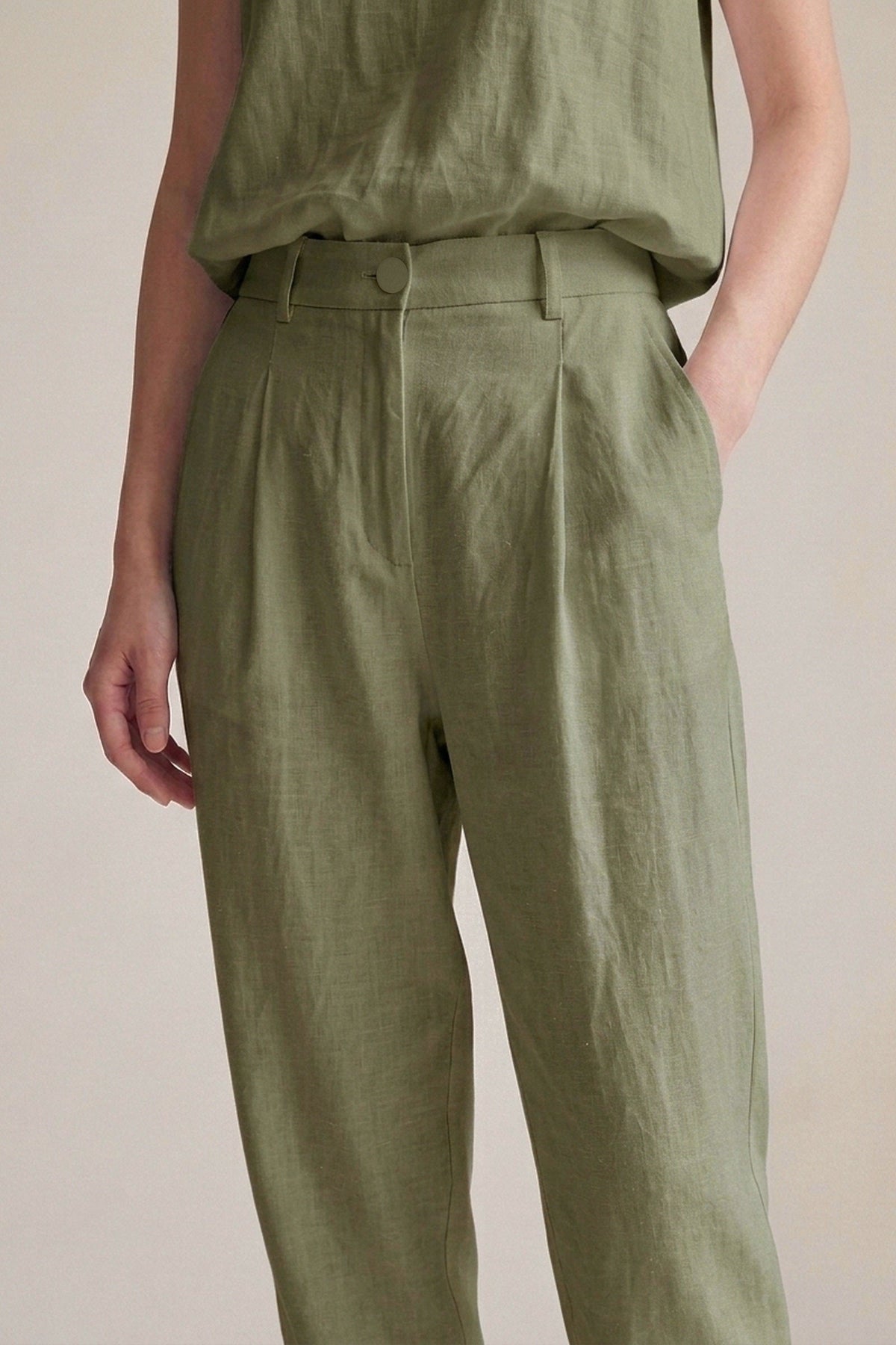 Calça Íris Linho Puro Verde Militar — Detalhe
