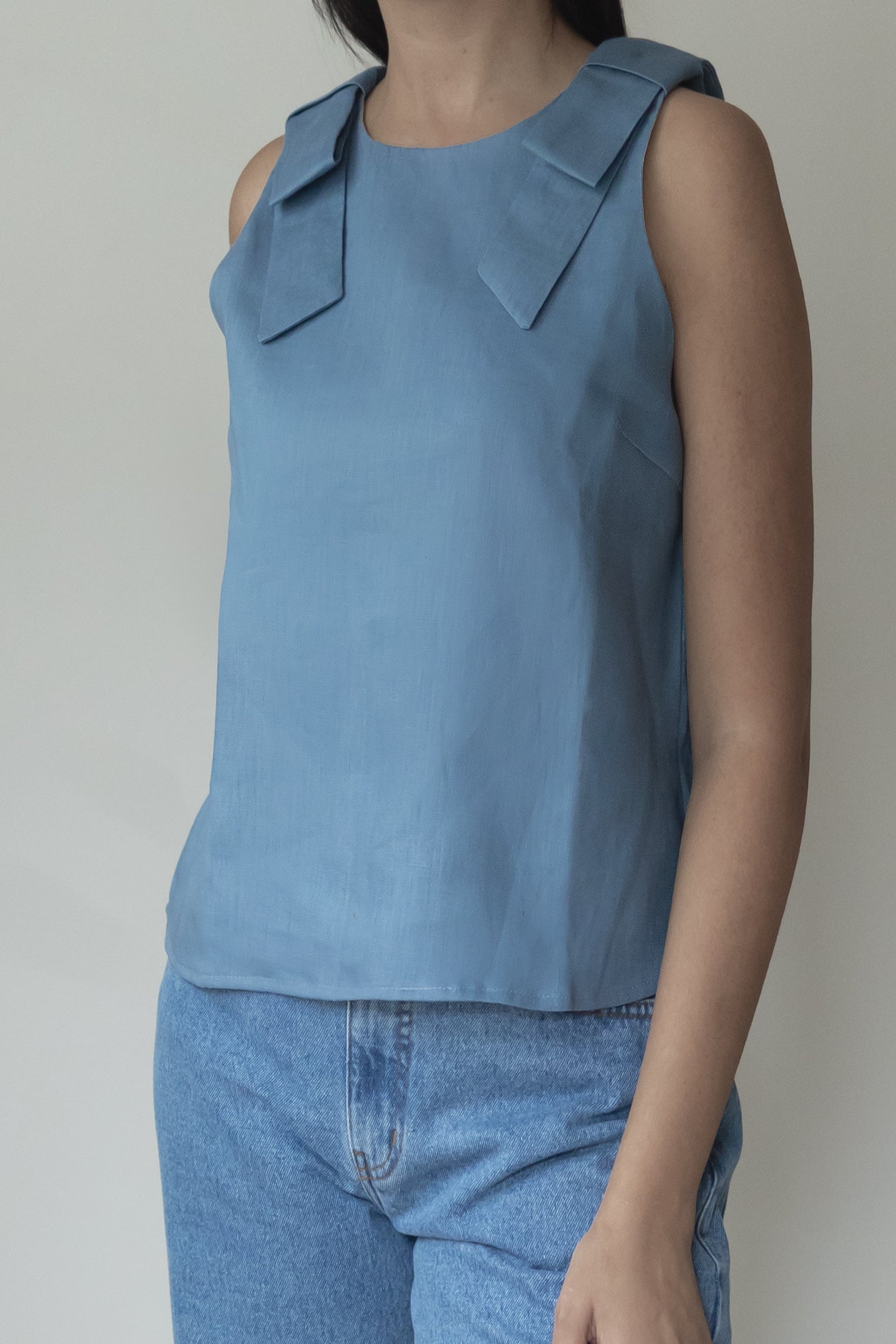 Regata Beatriz 100% Linho Azul Névoa