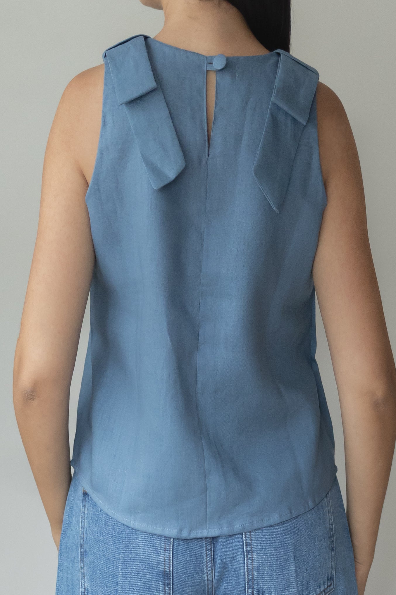 Regata Beatriz 100% Linho Azul Névoa