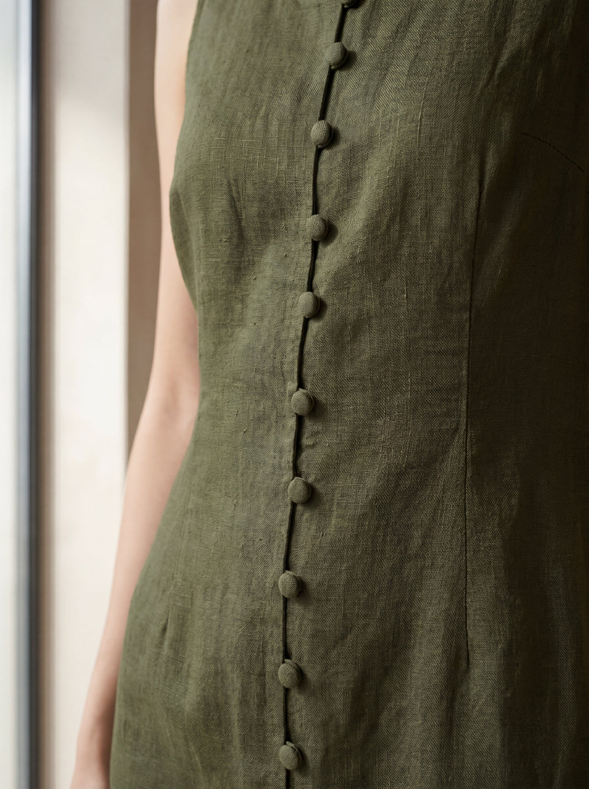 Vestido Midi Carol Verde Militar — Detalhe 01 #Cor_Verde Militar