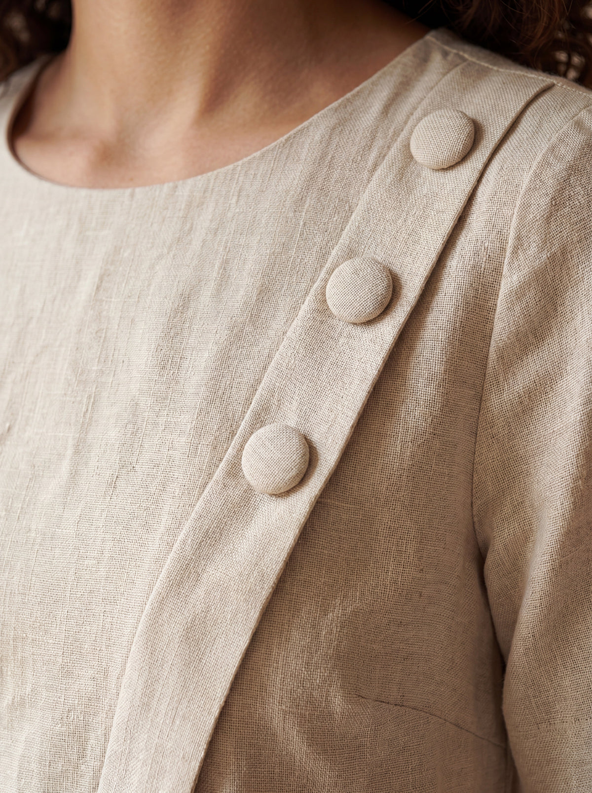 Vestido Júlia Cru — Detalhe 01 #Cor_Cru