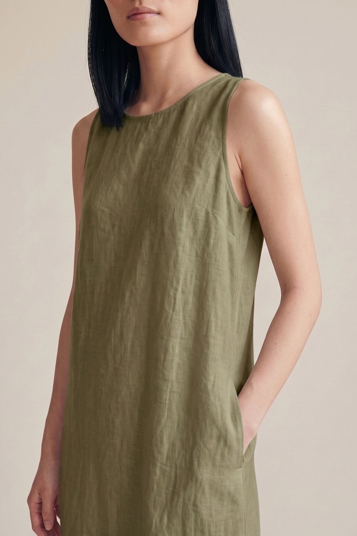 Vestido Alice Midi Linho Puro Verde Militar — Detalhe