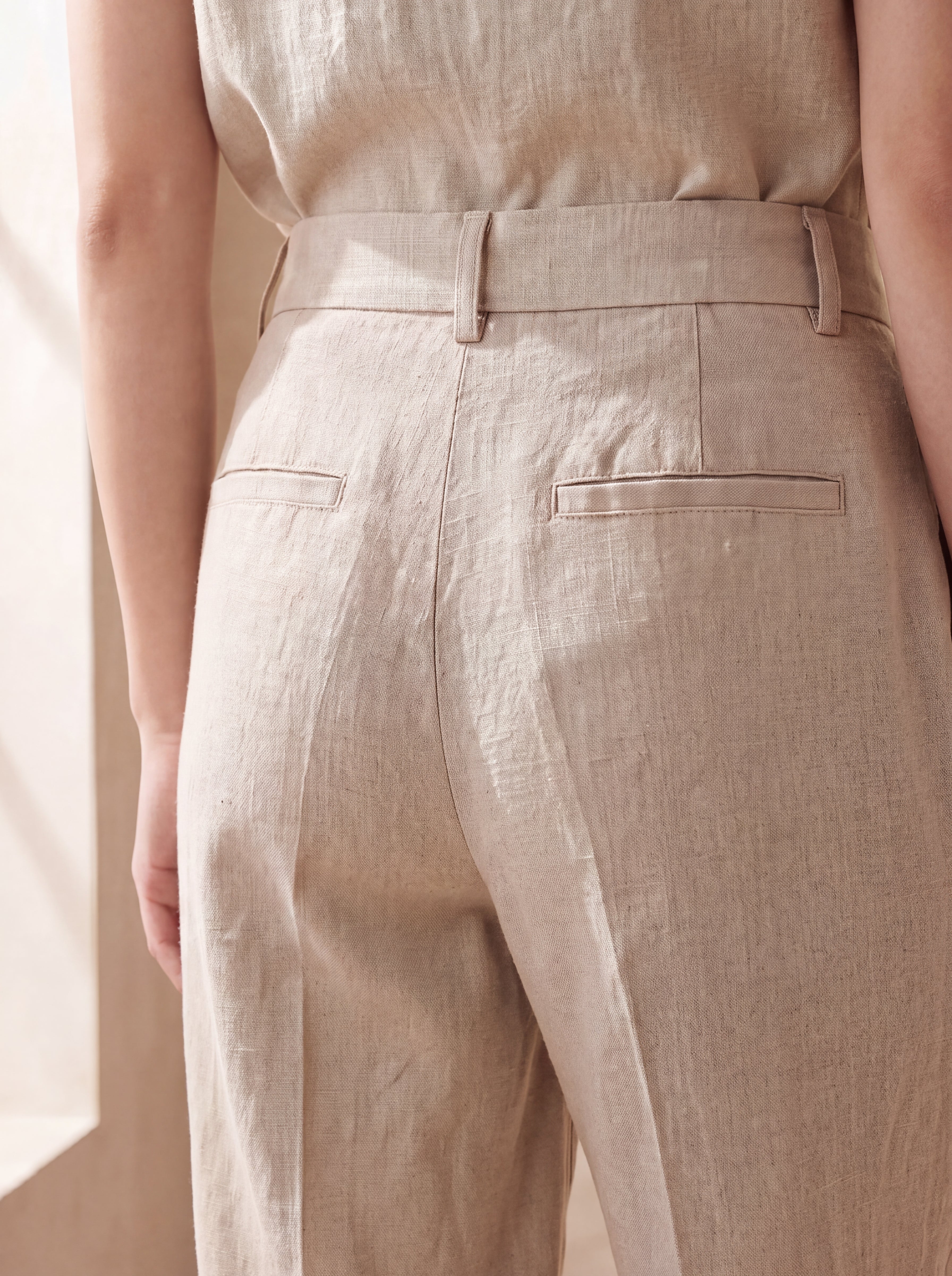 Calça Íris Cru — Detalhe costas 01 #Cor_Cru