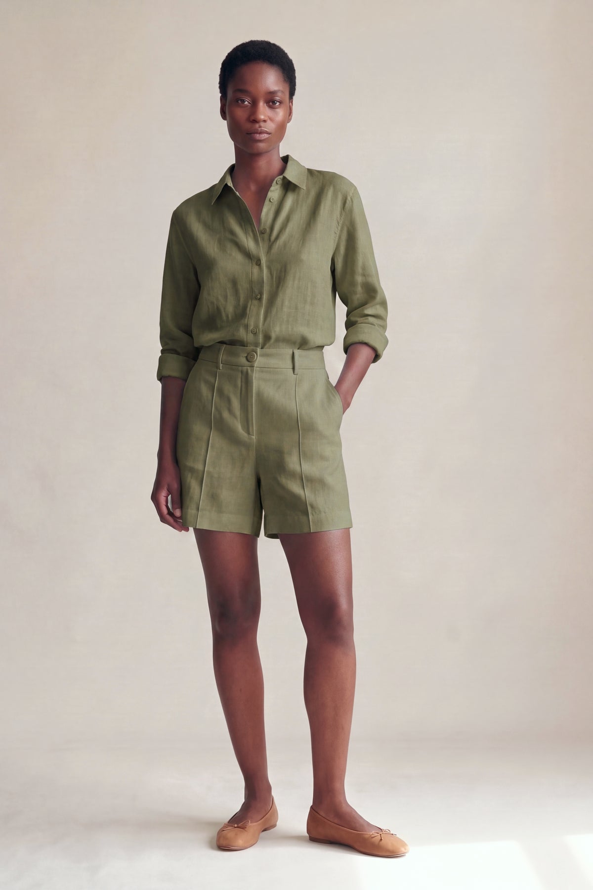 Bermuda Celina Linho Puro Verde Militar — Frente