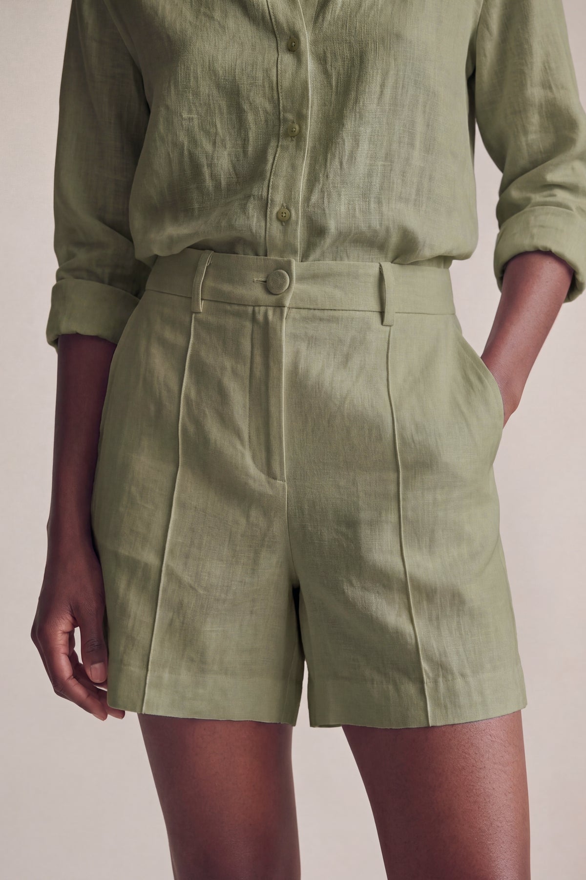 Bermuda Celina Linho Puro Verde Militar — Detalhe