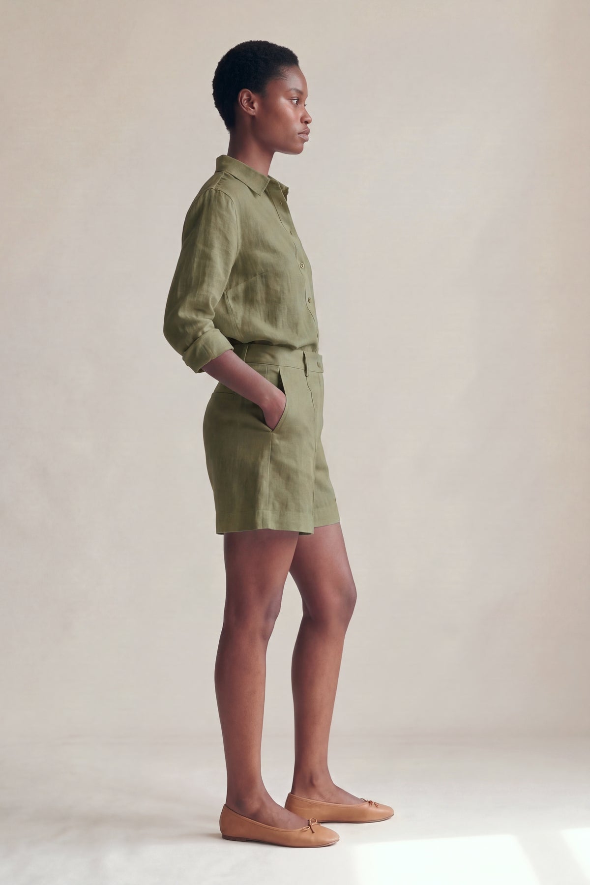Bermuda Celina Linho Puro Verde Militar — Perfil