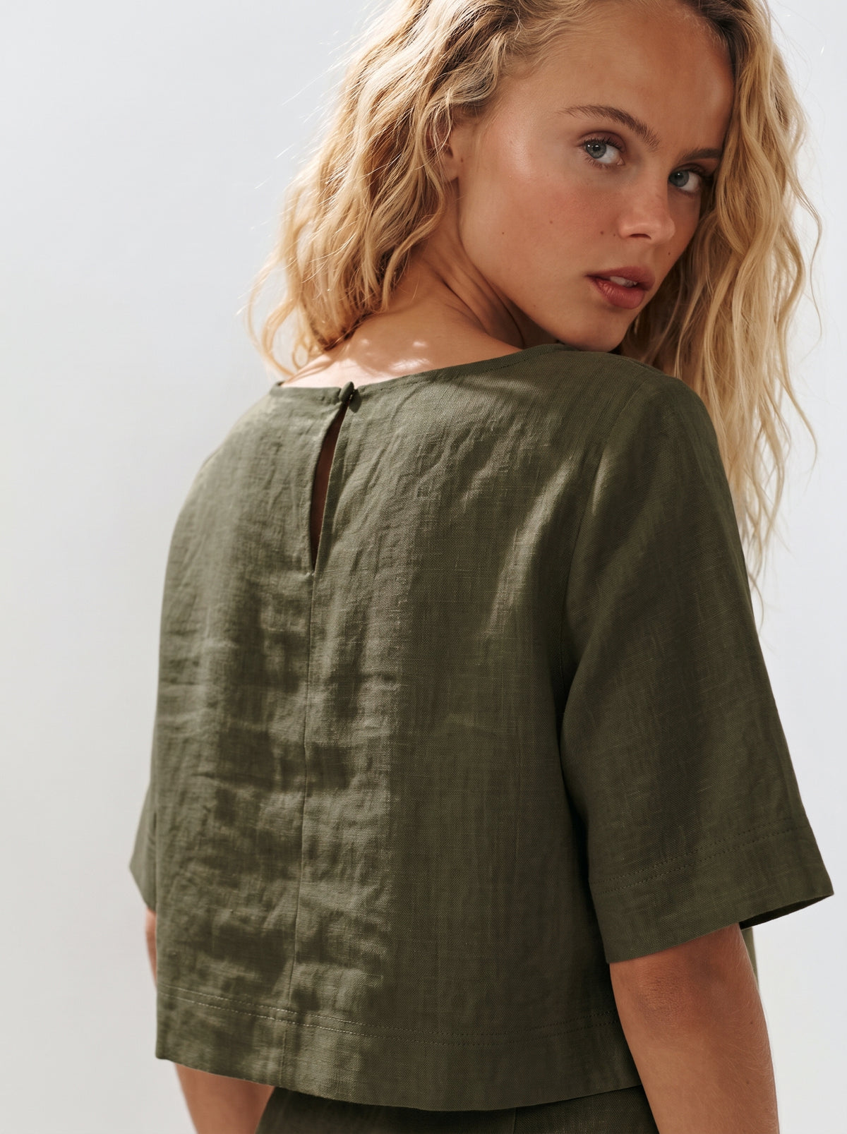 Blusa Mayra Verde Militar — Estúdio Costas Close