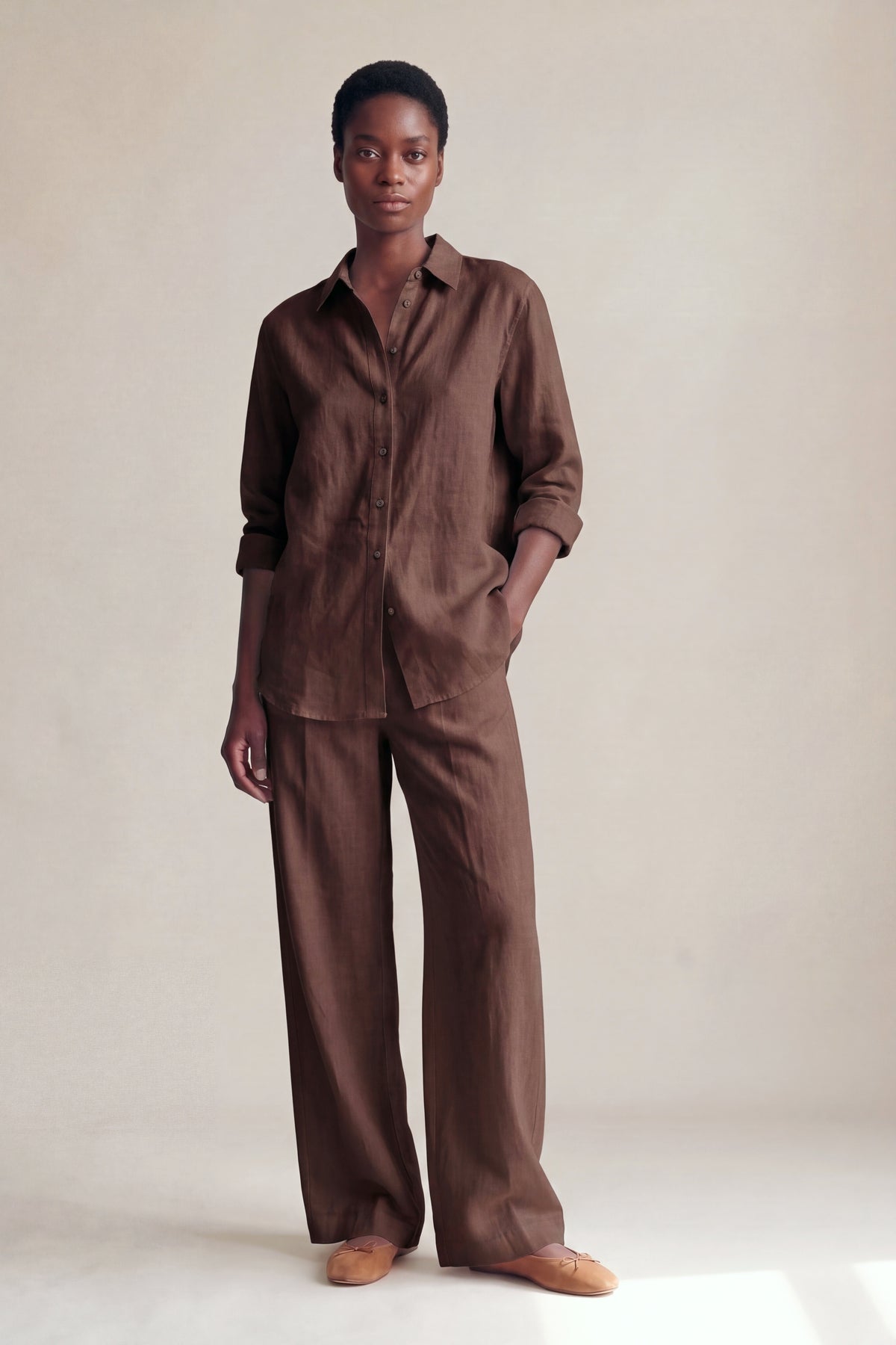 Conjunto Camisa Edi e Calça Camila Linho Puro · 2 peças Chocolate — Frente #Cor_Chocolate
