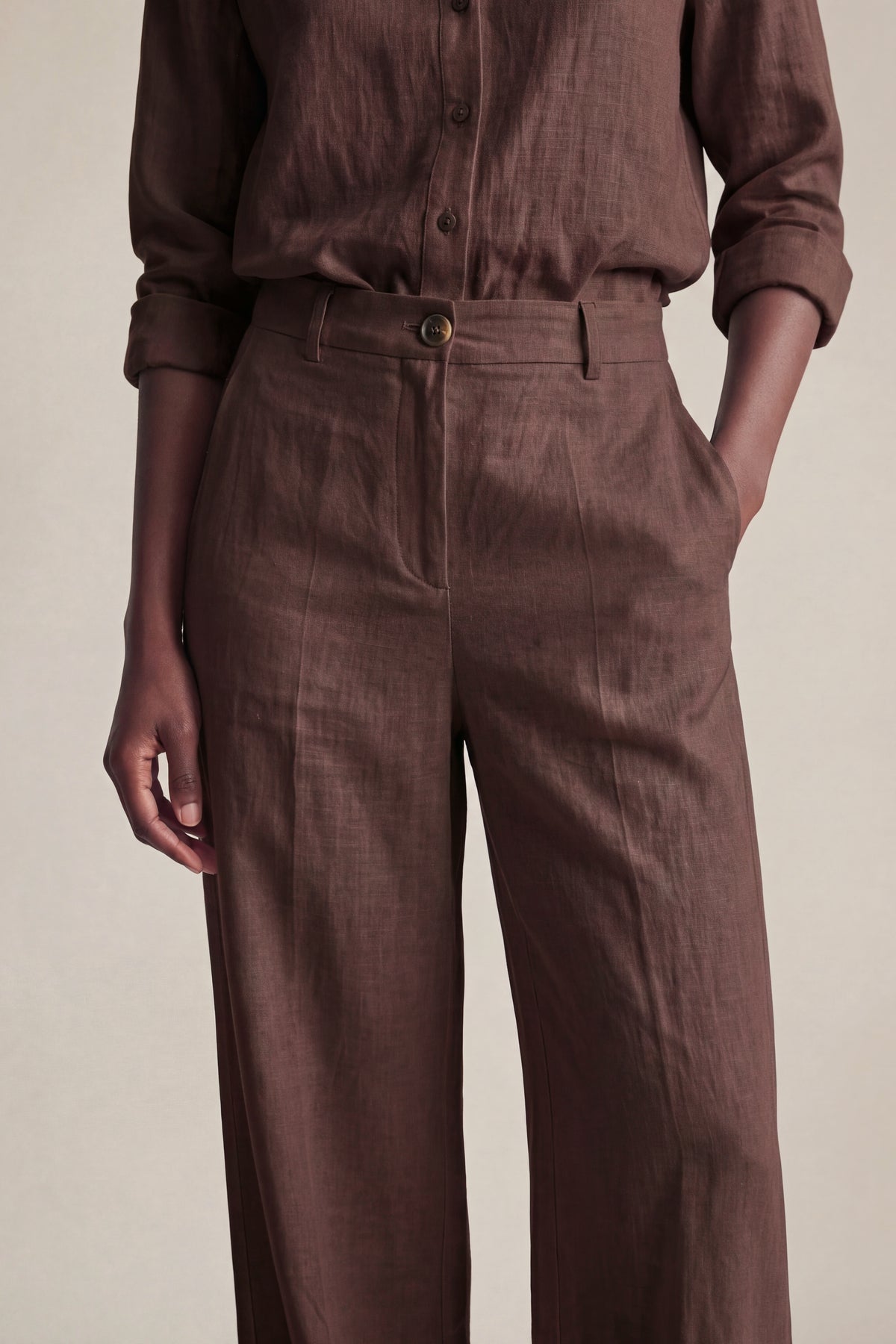 Conjunto Camisa Edi e Calça Camila Linho Puro · 2 peças Chocolate — Detalhe #Cor_Chocolate