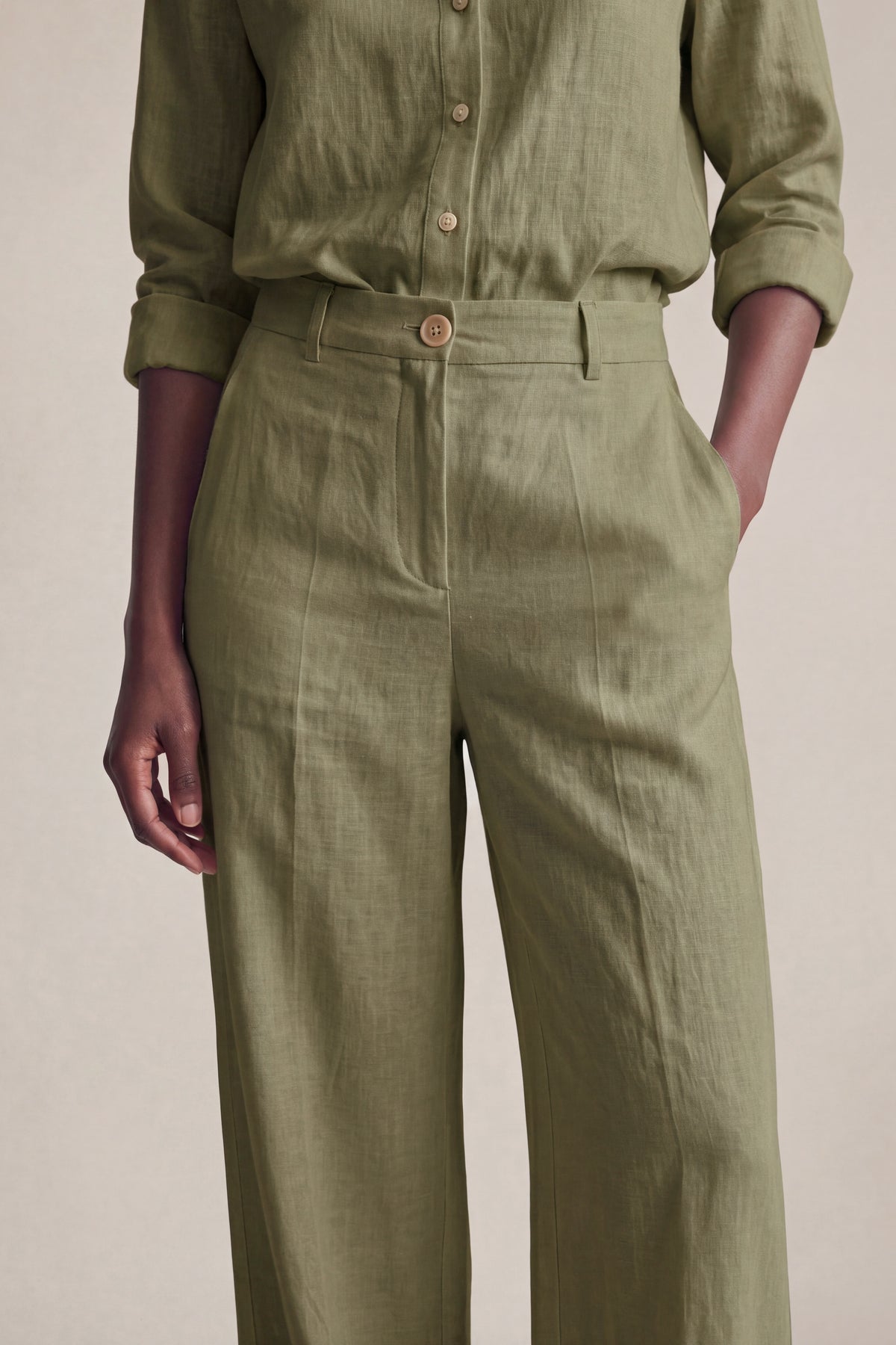 Conjunto Camisa Edi e Calça Camila Linho Puro · 2 peças Verde Militar — Detalhe #Cor_Verde Militar