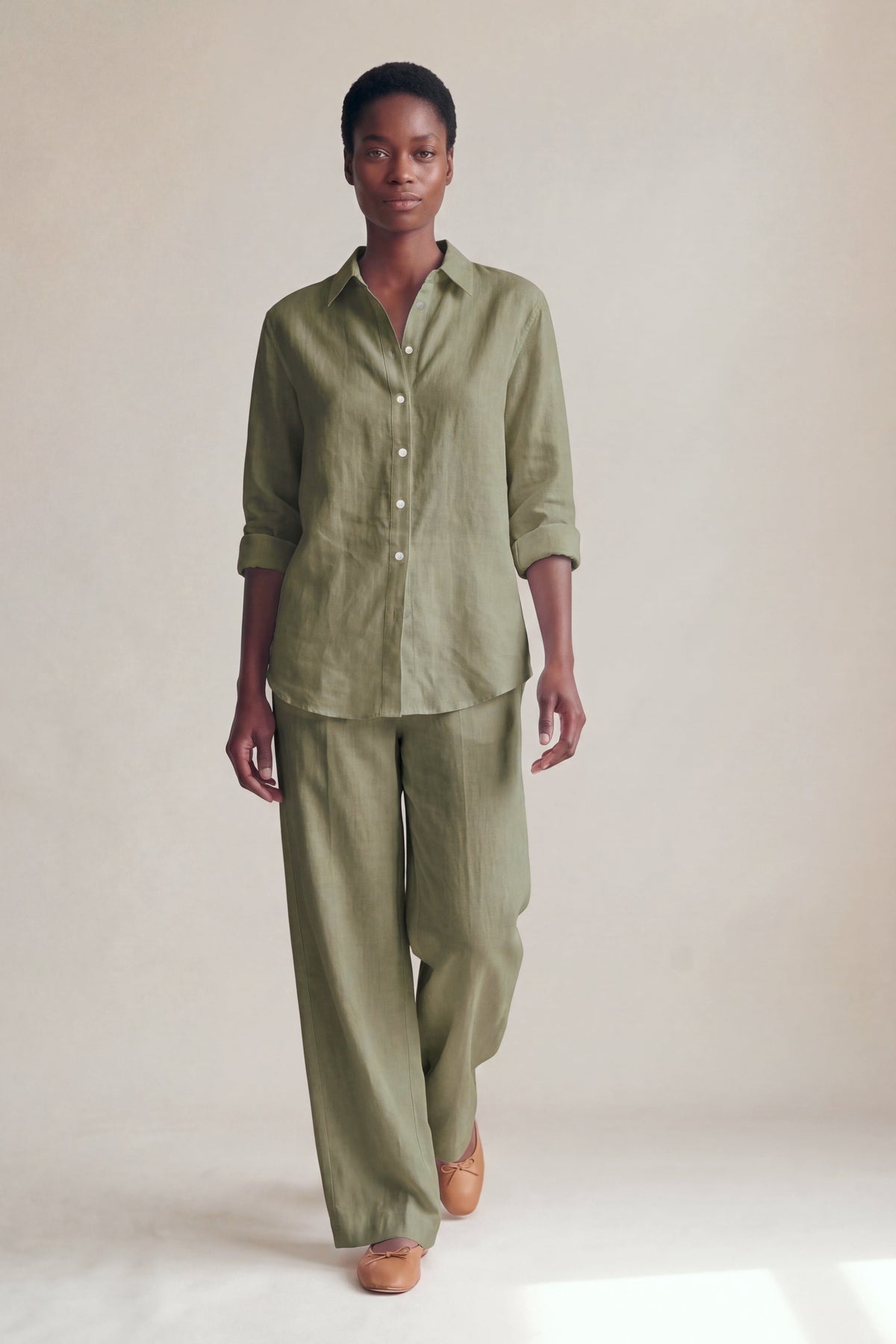 Calça Camila Linho Puro Verde Militar — Andando
