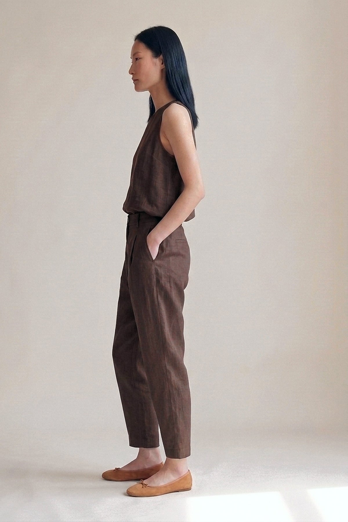 Calça Íris Linho Puro Chocolate — Perfil