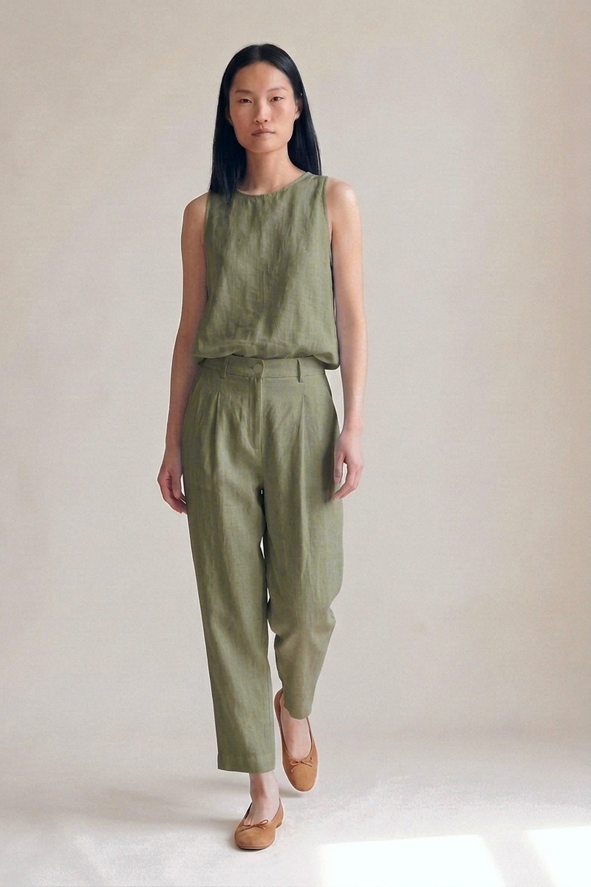 Calça Íris Linho Puro Verde Militar — Andando