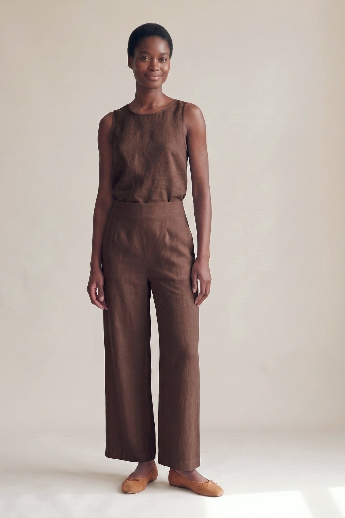 Calça Marina Linho Puro Chocolate — Frente #Cor_Chocolate