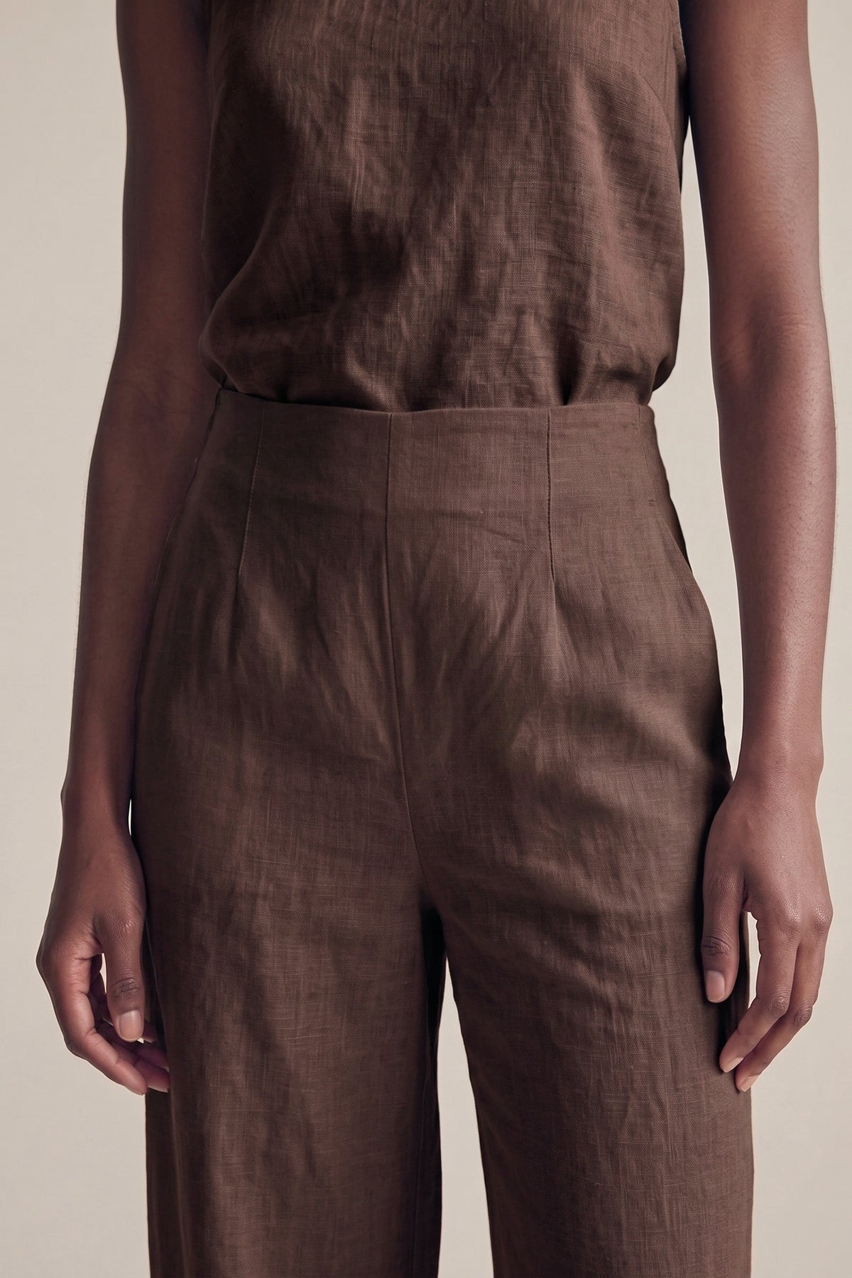 Calça Marina Linho Puro Chocolate — Detalhe #Cor_Chocolate