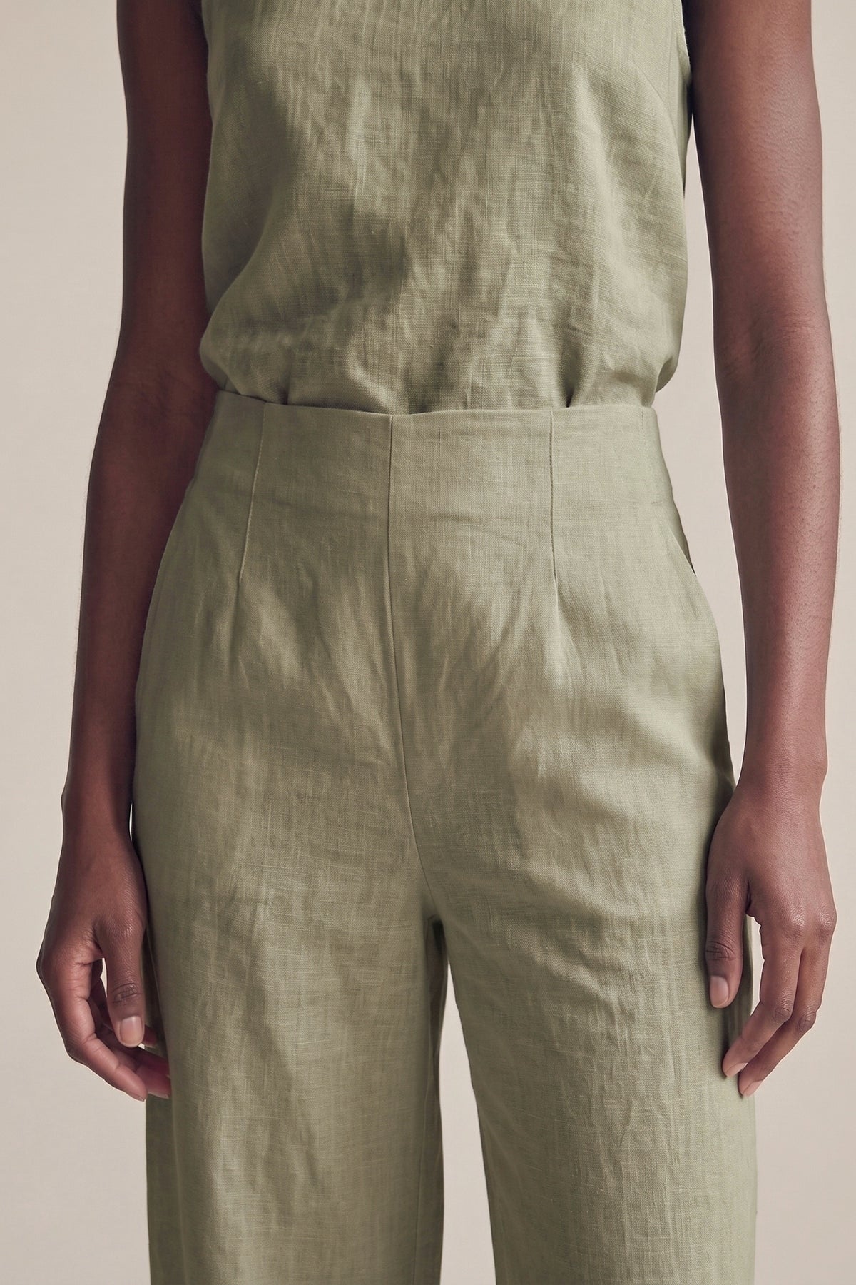 Calça Marina Linho Puro Verde Militar — Detalhe #Cor_Verde Militar