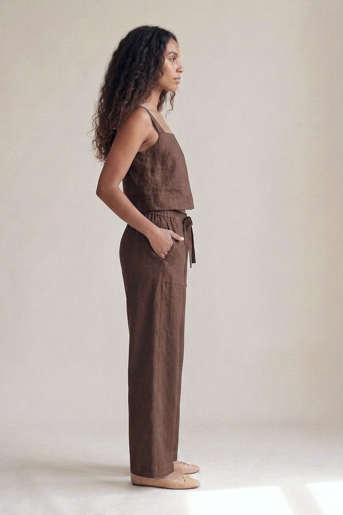 Calça Sandra Linho Puro Chocolate — Perfil