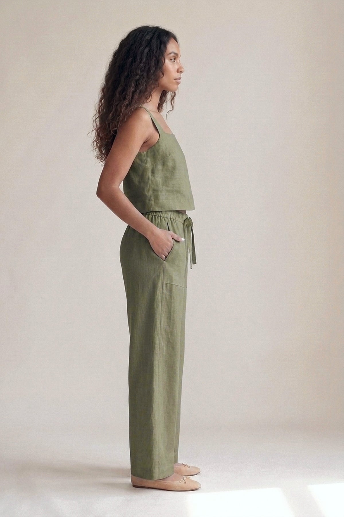 Calça Sandra Linho Puro Verde Militar — Perfil