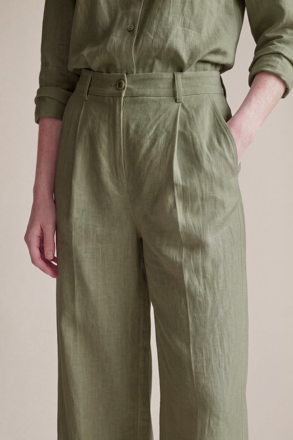 Calça Vera Linho Puro Verde Militar — Detalhe