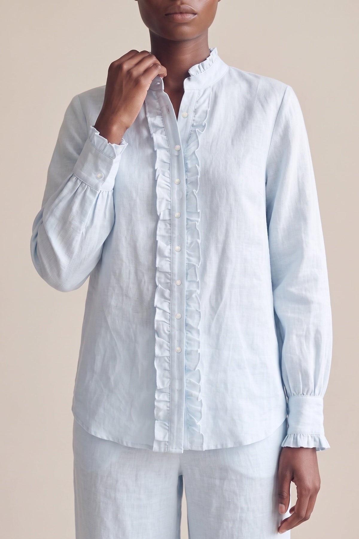 Camisa Ângela Linho Puro Azul Bebê — Detalhe do babado