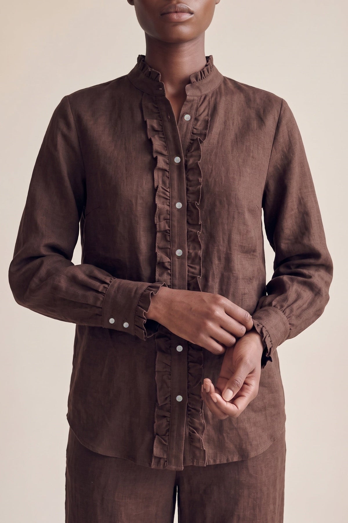 Camisa Ângela Linho Puro Chocolate — Detalhe do babado