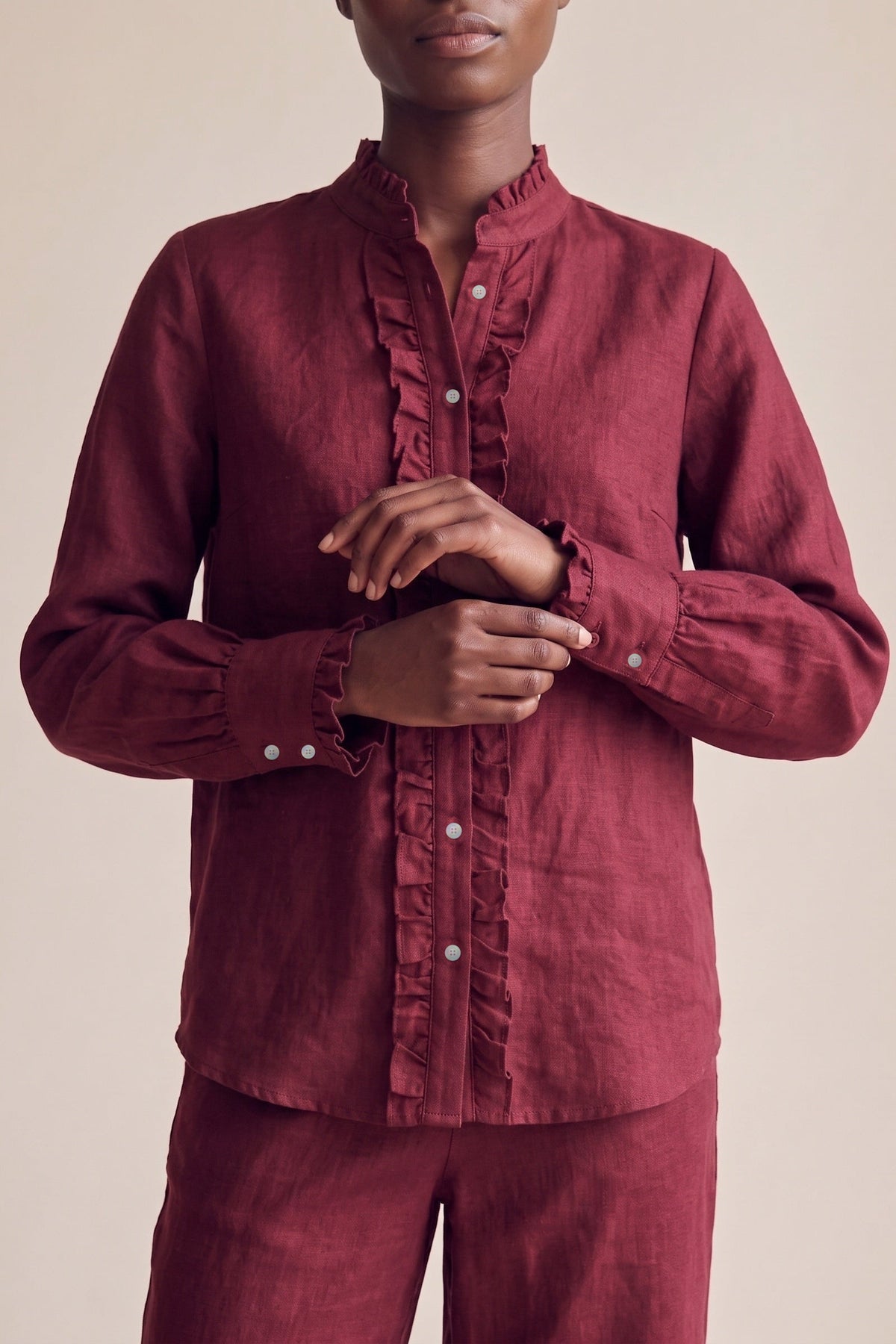 Camisa Ângela Linho Puro Marsala — Detalhe do babado