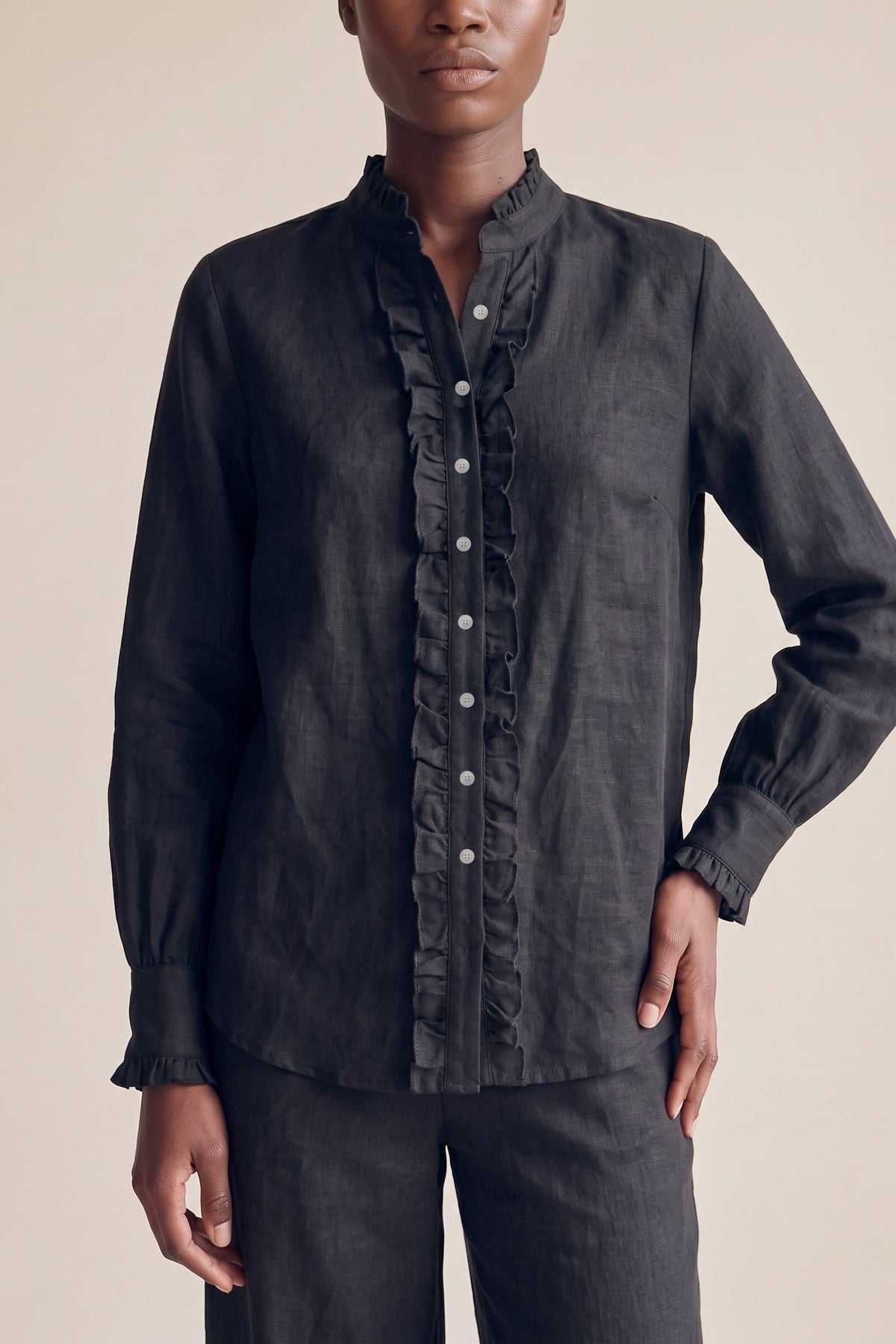 Camisa Ângela Linho Puro Preto — Detalhe do babado