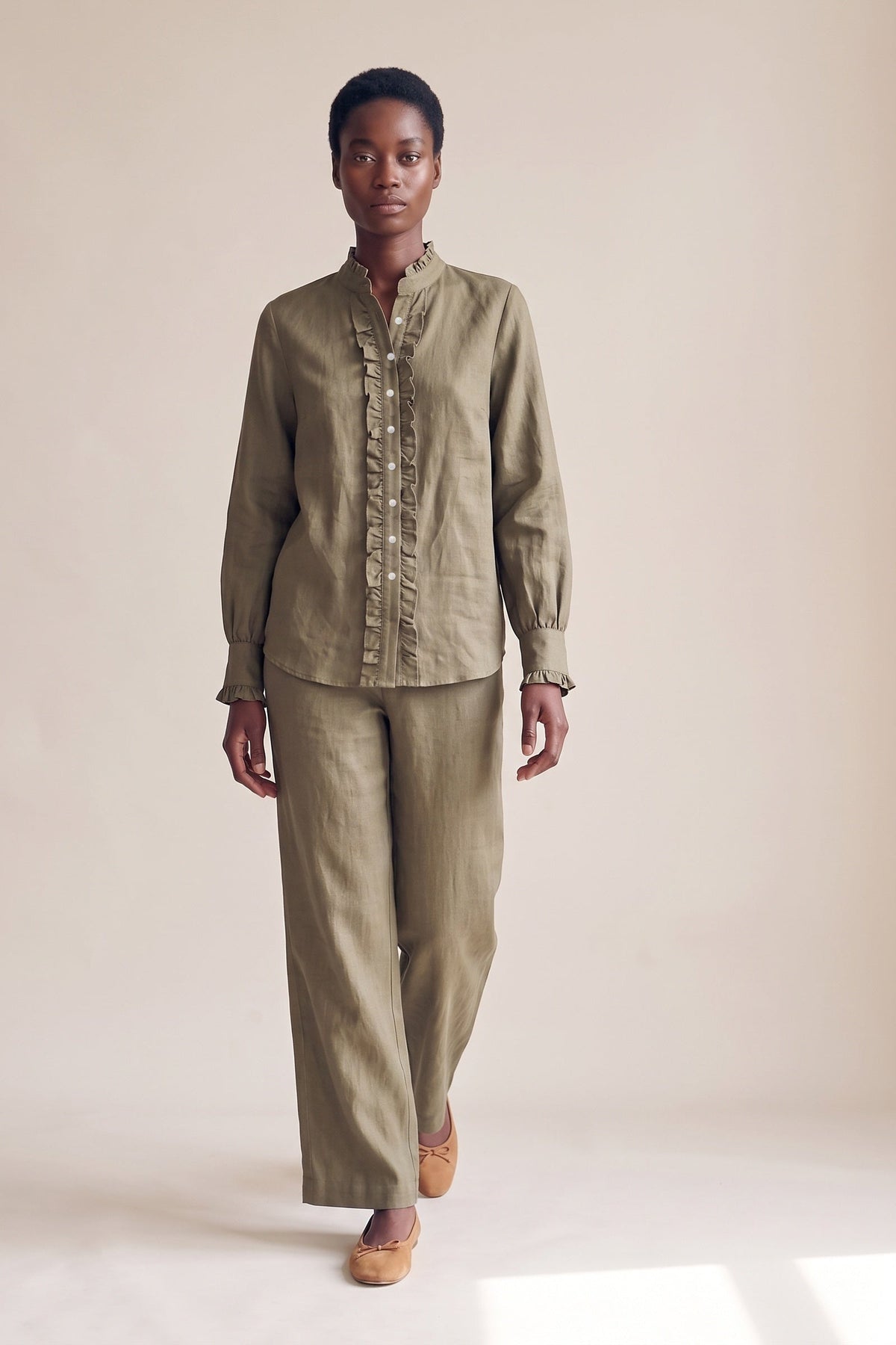 Camisa Ângela Linho Puro Verde Militar — Frente
