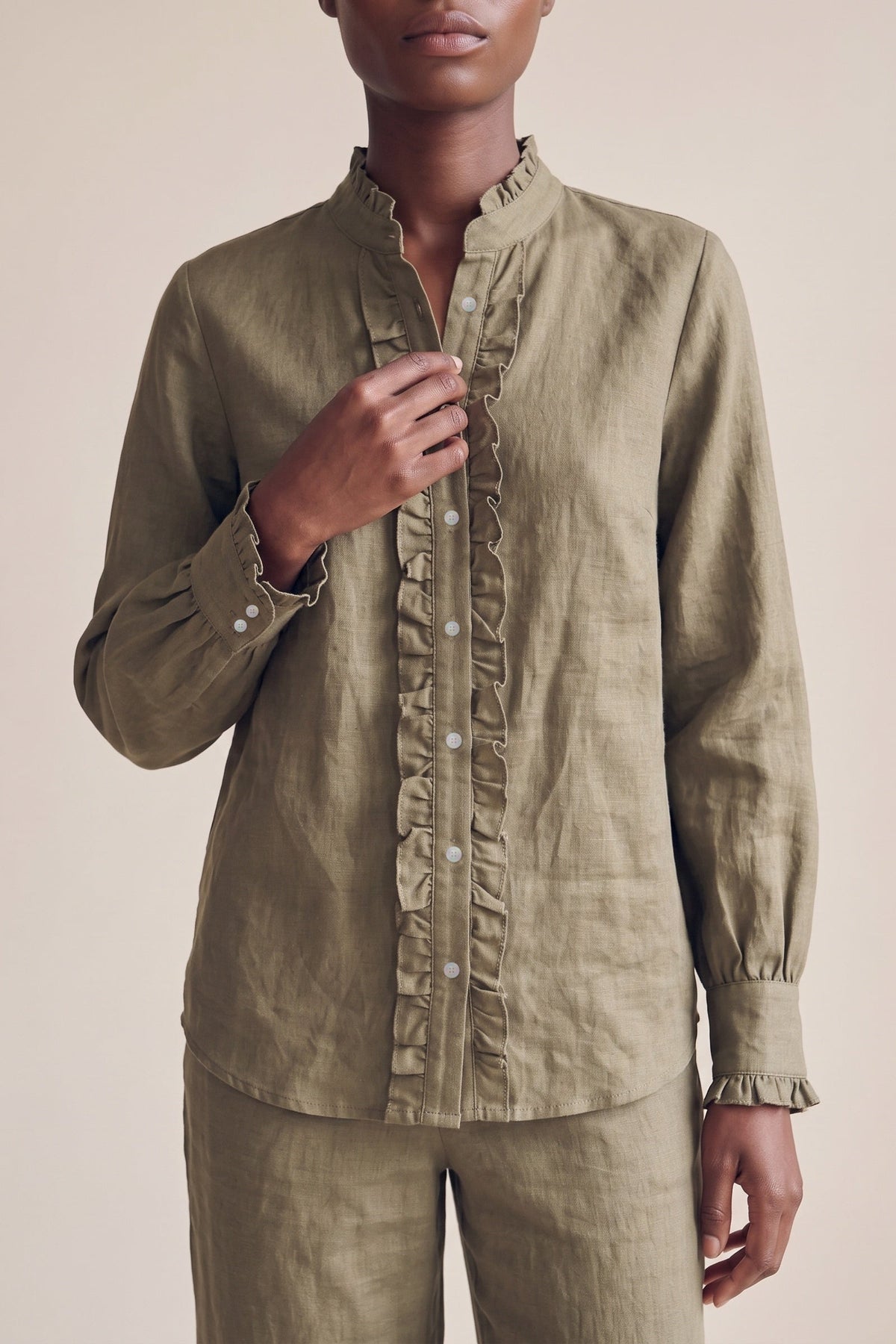 Camisa Ângela Linho Puro Verde Militar — Detalhe do babado