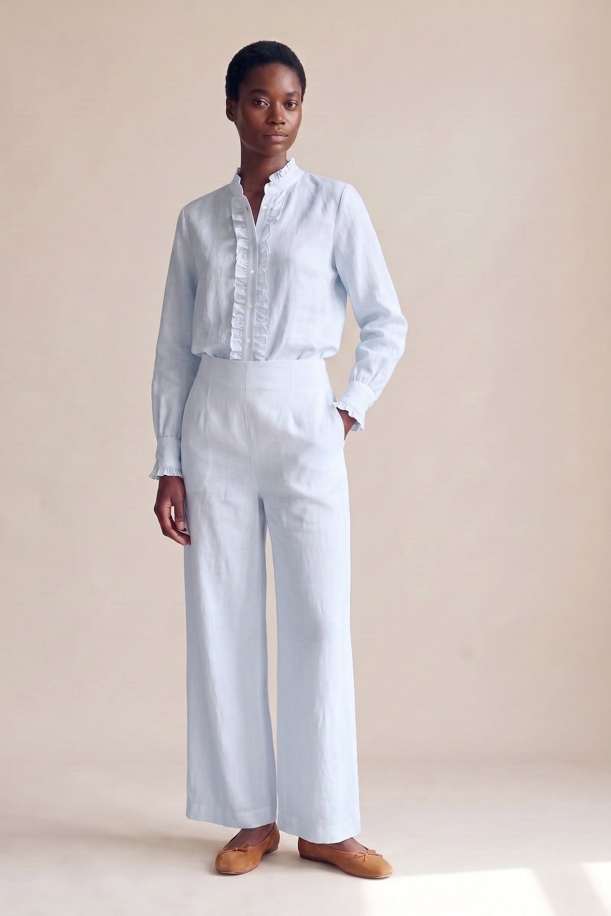 Camisa Ângela Linho Puro Azul Bebê — Corpo inteiro