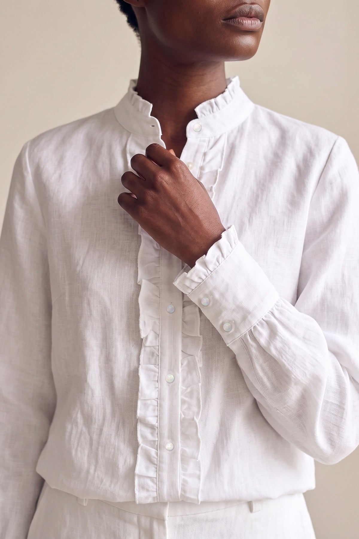 Camisa Ângela Linho Puro Branco — Detalhe do babado