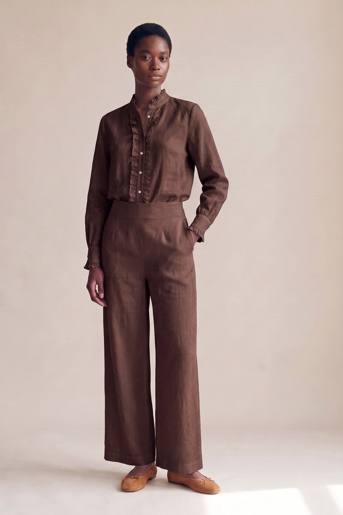 Camisa Ângela Linho Puro Chocolate — Corpo inteiro
