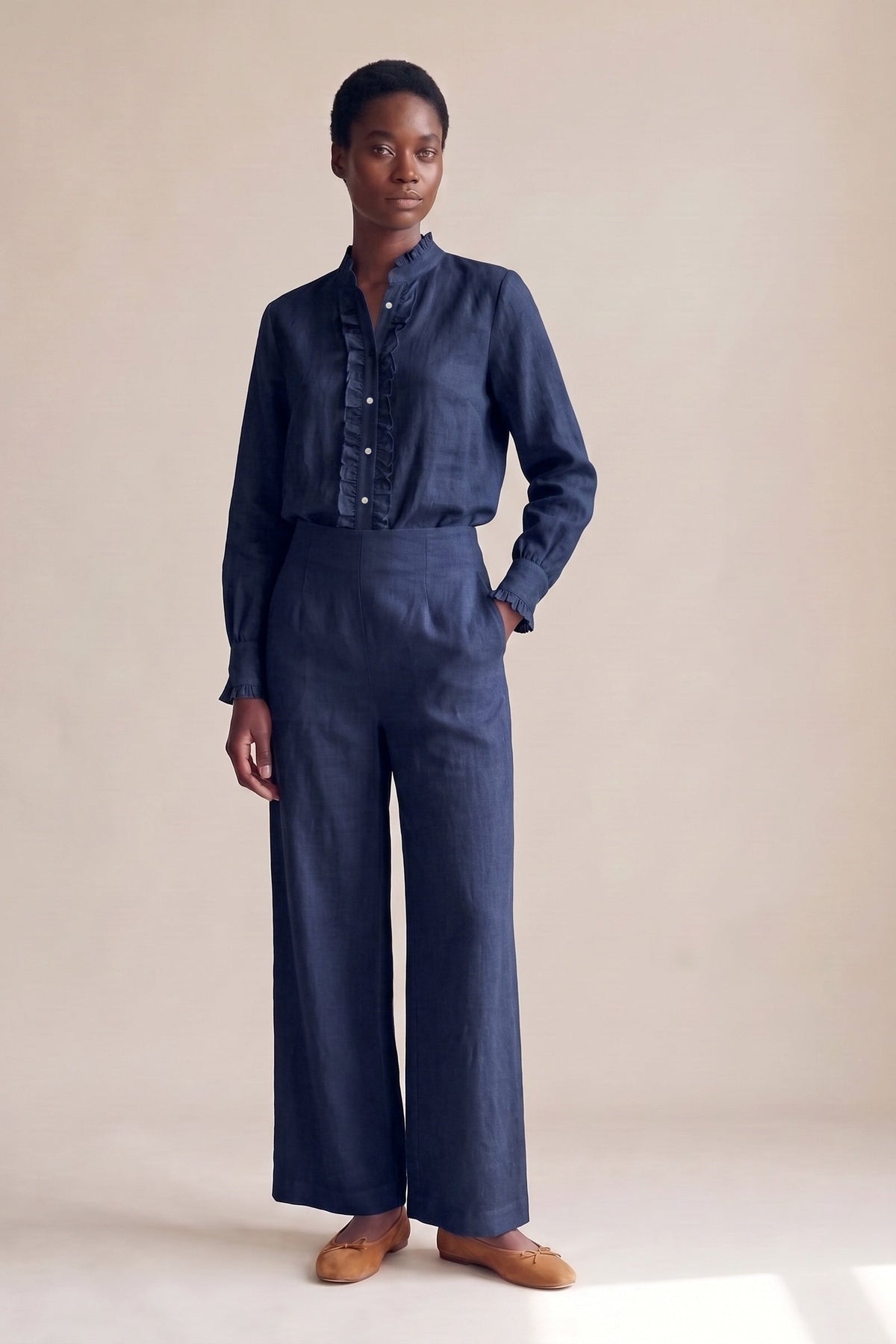 Camisa Ângela Linho Puro Marinho — Corpo inteiro