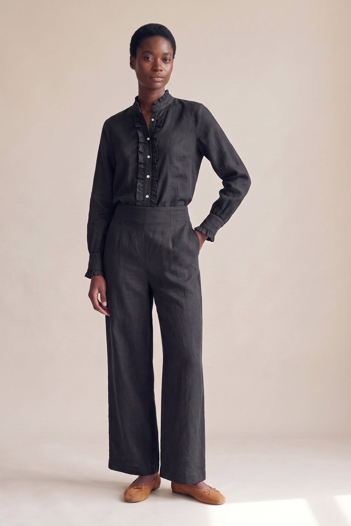 Camisa Ângela Linho Puro Preto — Corpo inteiro