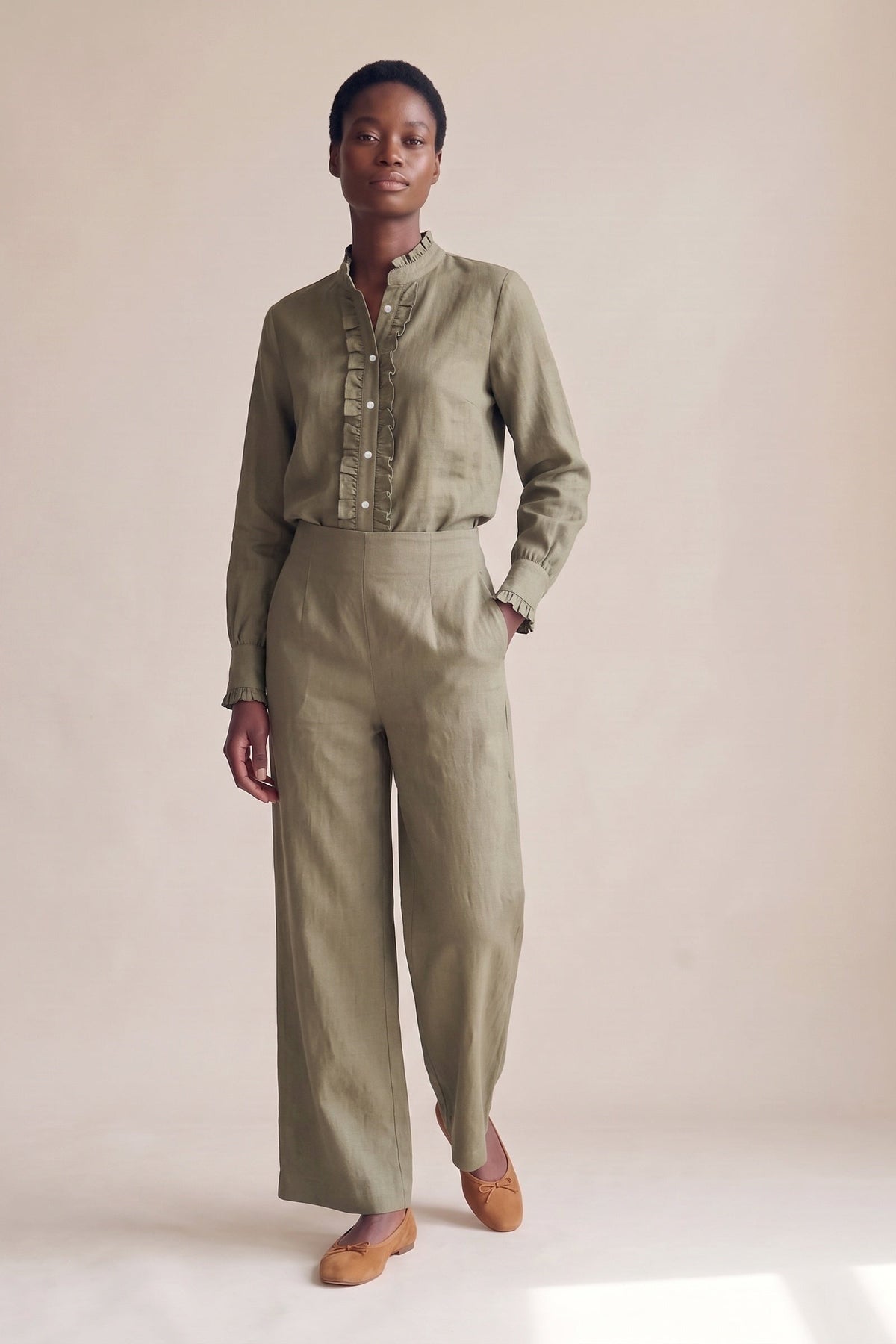 Camisa Ângela Linho Puro Verde Militar — Corpo inteiro