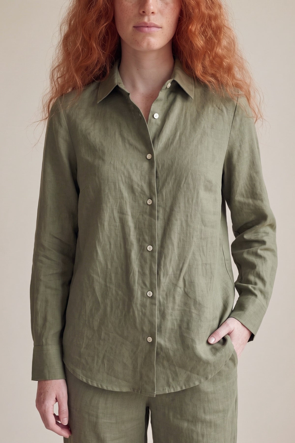 Camisa Edi Linho Puro Verde Militar — Detalhe gola e madrepérola
