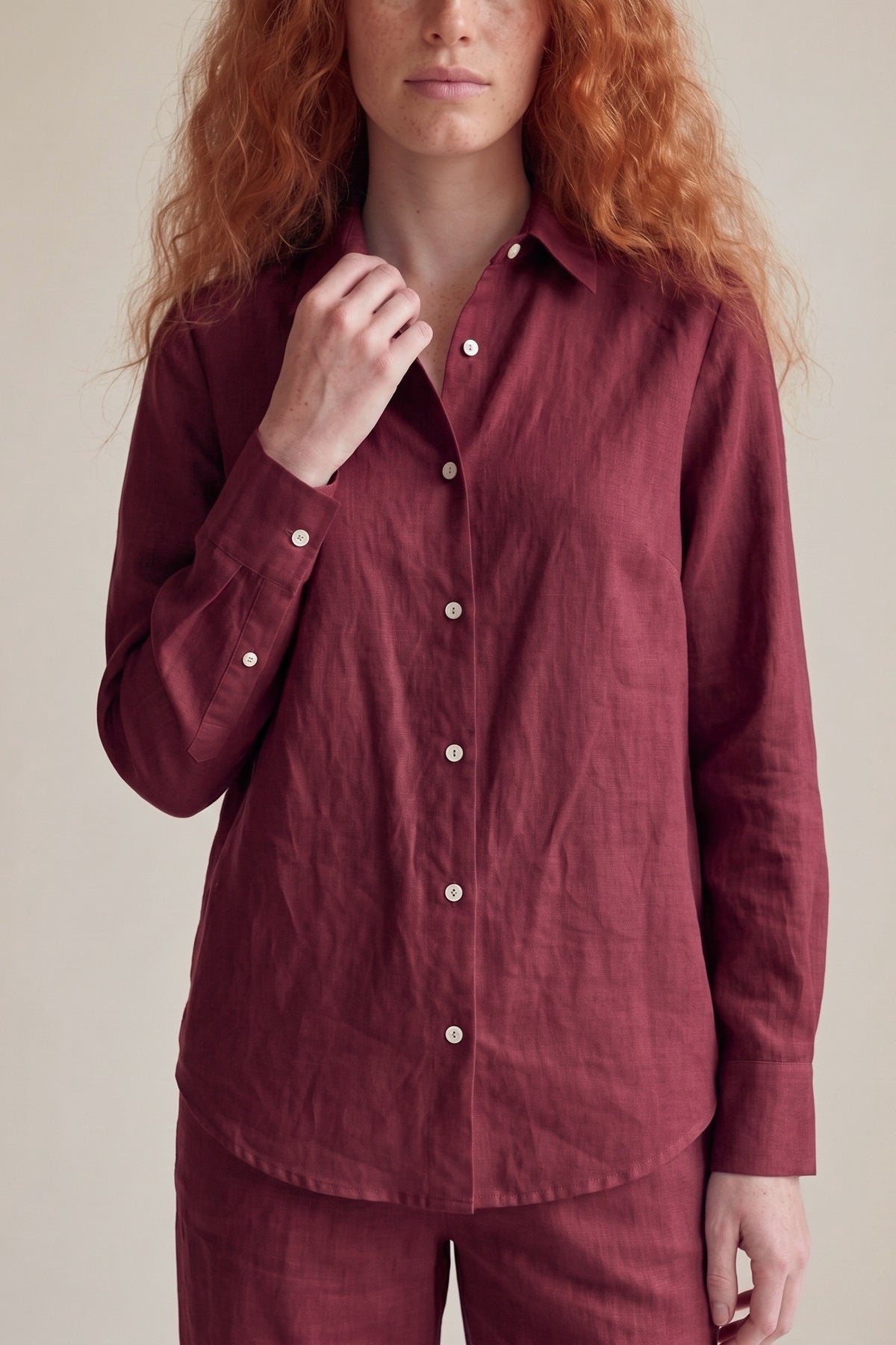 Camisa Edi Linho Puro Marsala — Detalhe gola e madrepérola