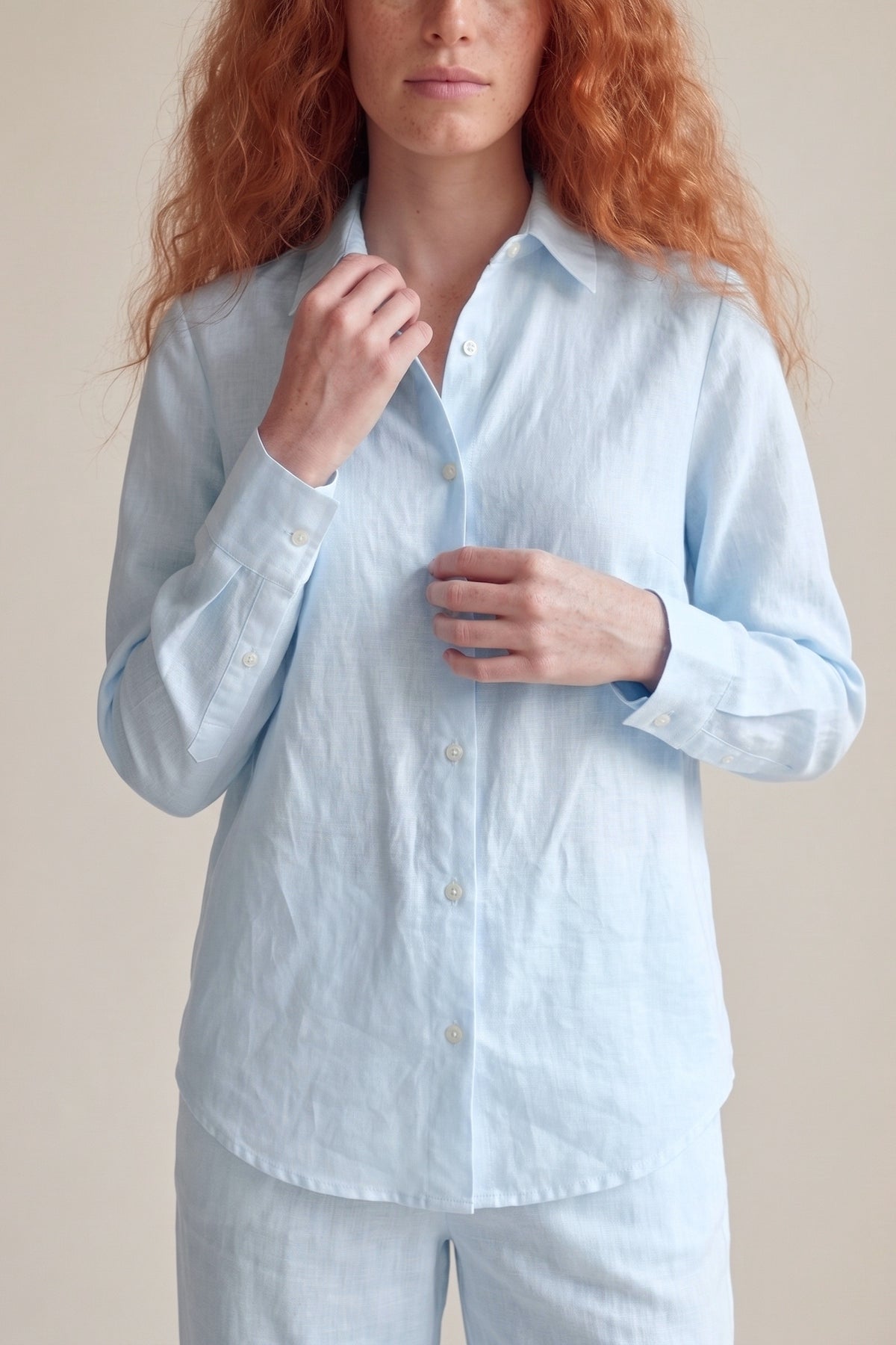 Camisa Edi Linho Puro Azul Bebê — Detalhe gola e madrepérola
