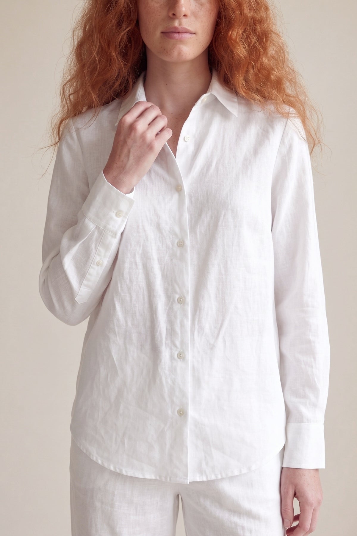 Camisa Edi Linho Puro Branco — Detalhe gola e madrepérola