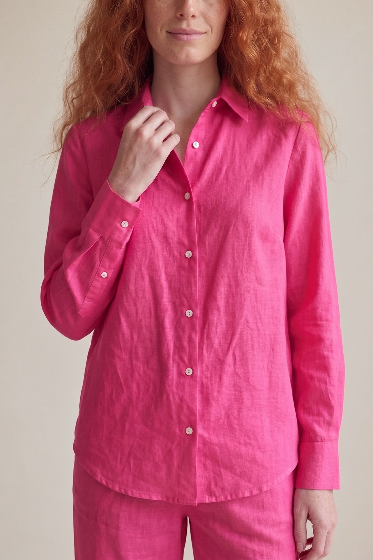 Camisa Edi Linho Puro Pink — Detalhe gola e madrepérola