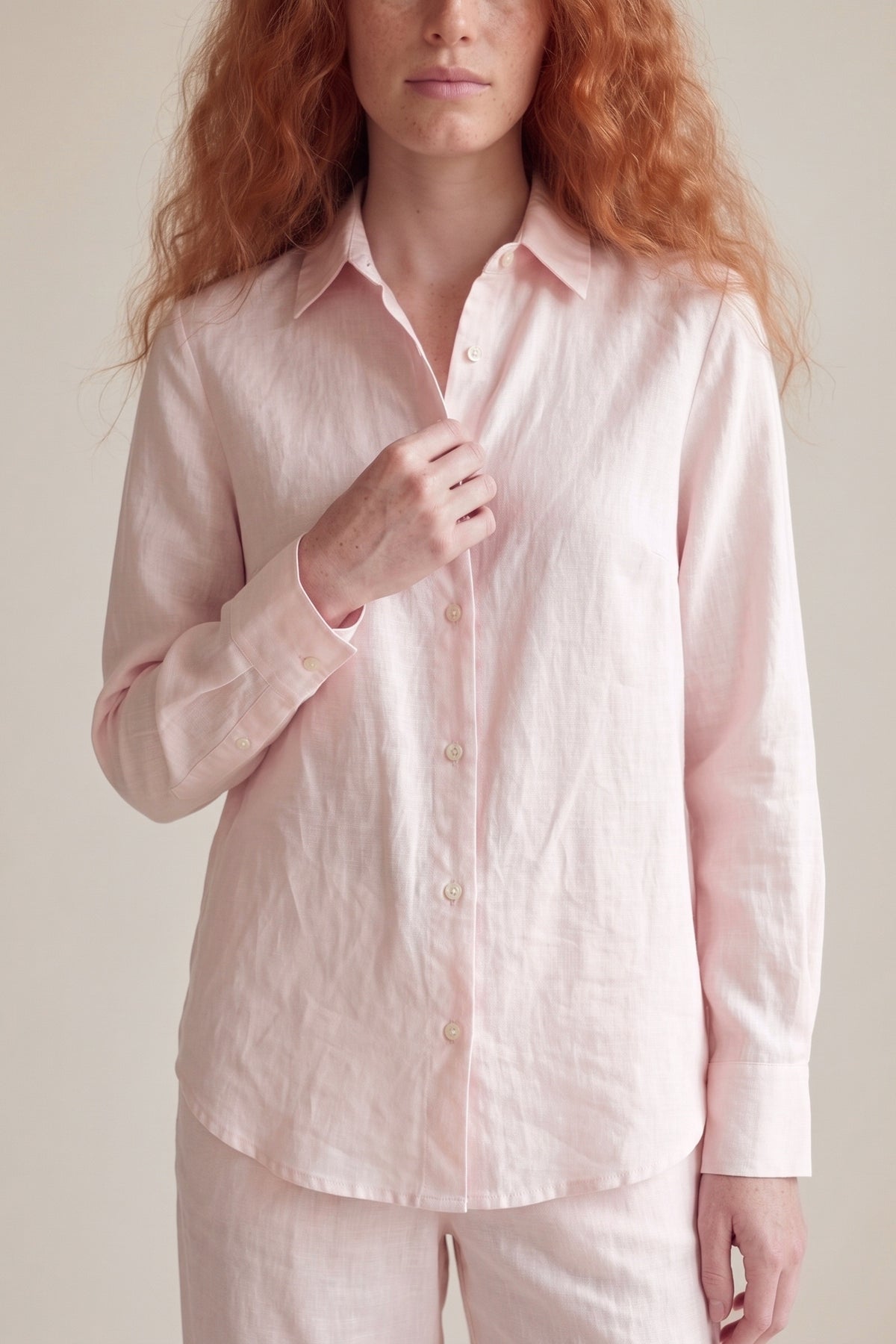 Camisa Edi Linho Puro Rosa Bebê — Detalhe gola e madrepérola