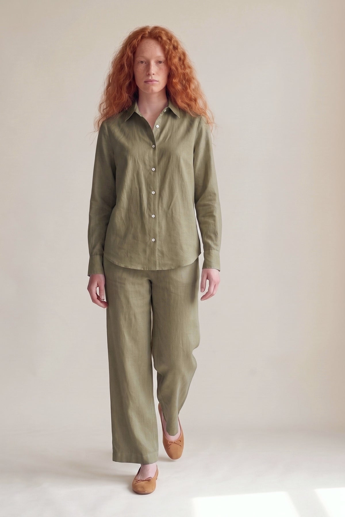 Camisa Edi Linho Puro Verde Militar — Andando