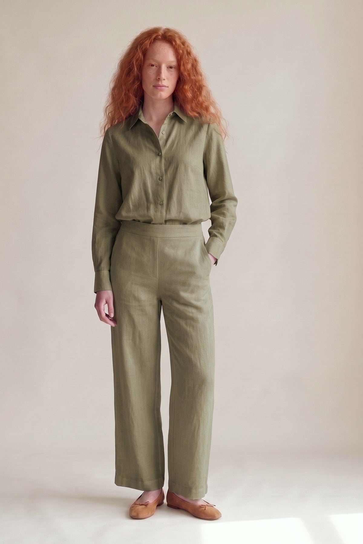 Camisa Edi Linho Puro Verde Militar — Por dentro da calça