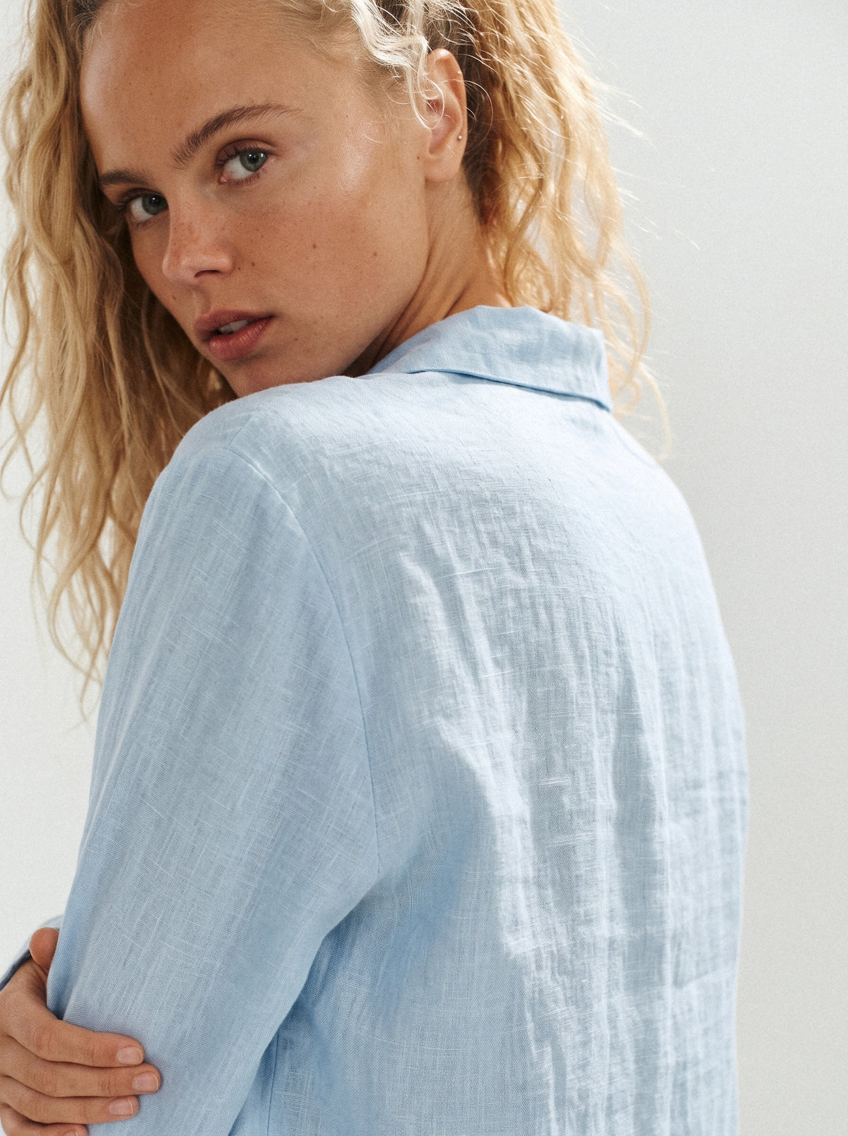 Camisa Paloma Linho Puro Azul Bebê — Estúdio Costas Close